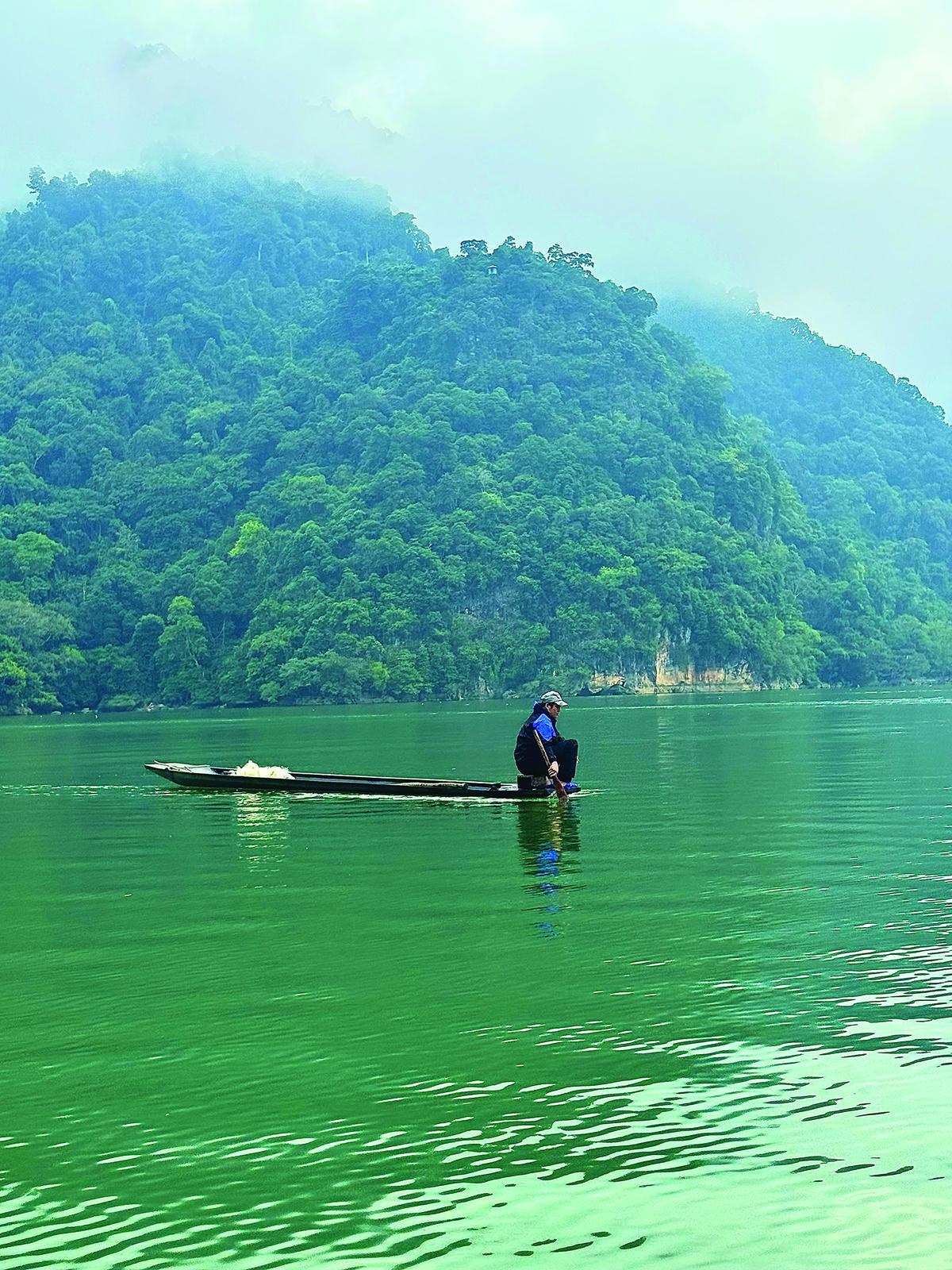 Người dân địa phương sử dụng thuyền nhỏ di chuyển trên hồ. 