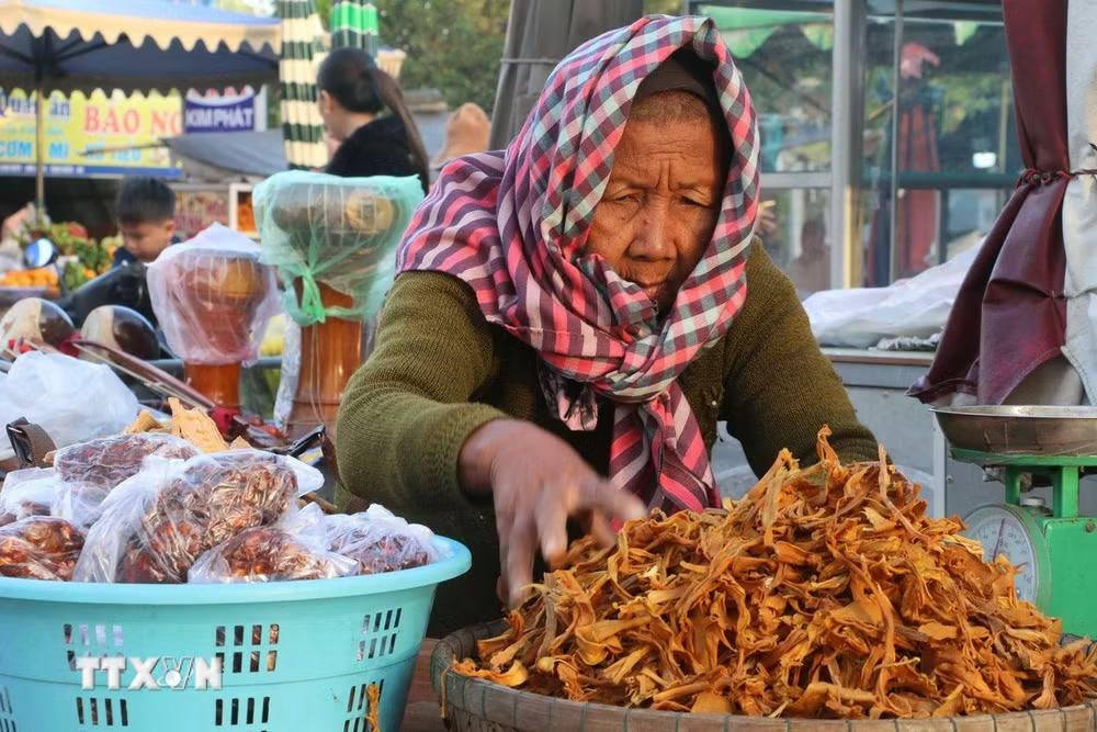 Bà Neàng Phôn tại ấp Thiên Tuế, xã Núi Cấm (An Giang) bán hàng tại chợ Mây. (Ảnh: Công Mạo/TTXVN)