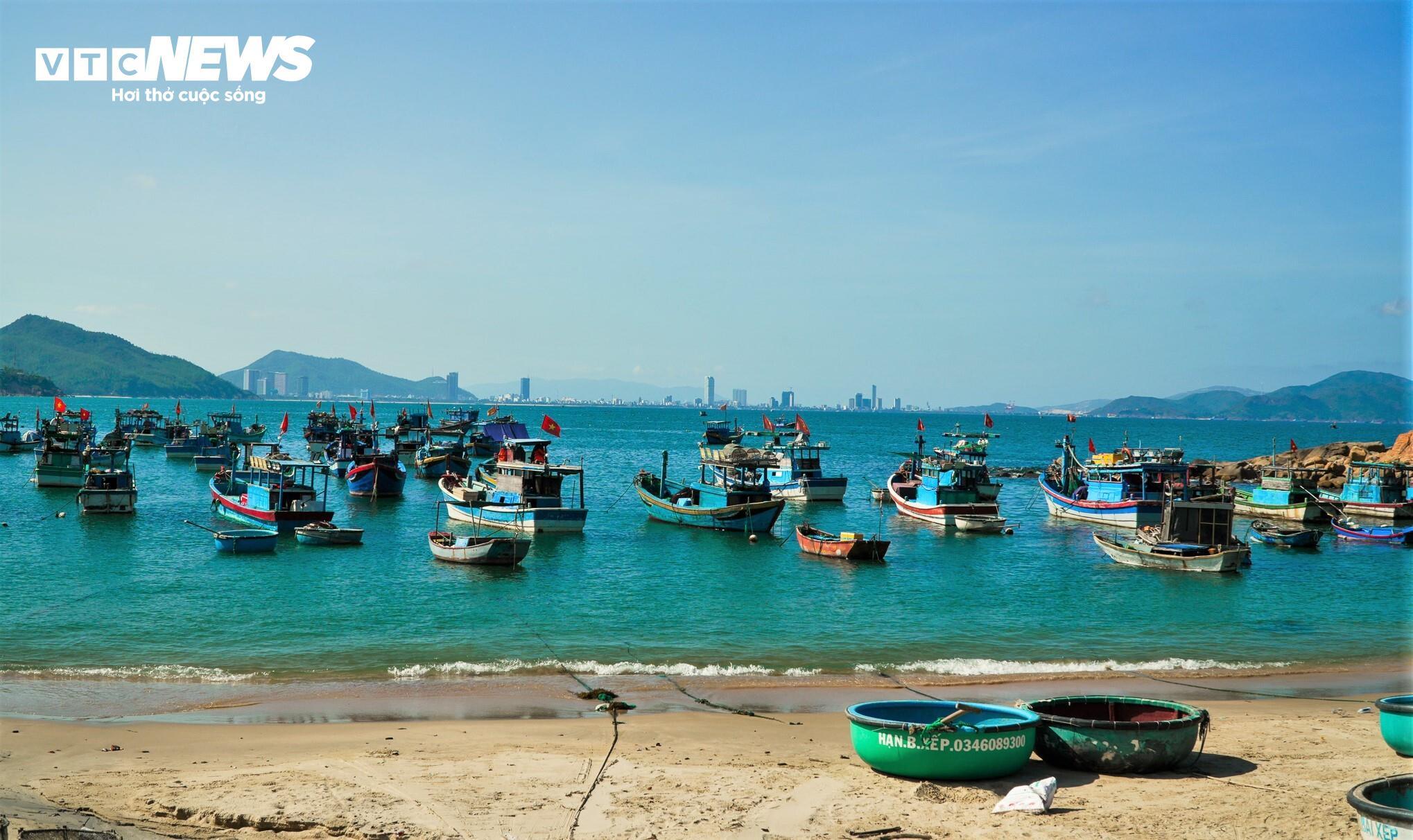Làng chài Bãi Xếp thu hút du khách bằng vẻ đẹp tự nhiên, mộc mạc và nhịp sống bình lặng của một làng chài đúng nghĩa.