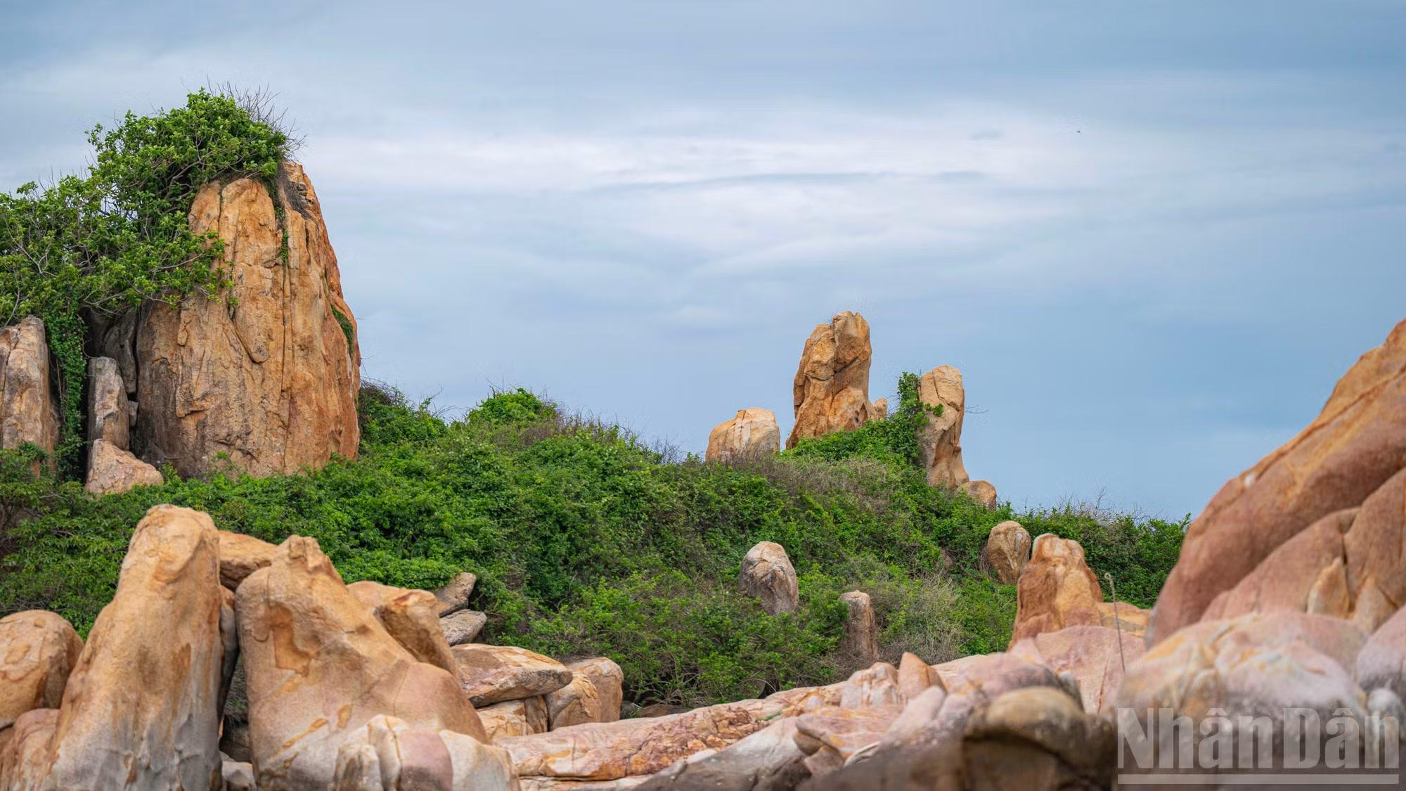  Bao quanh ngọn tháp cổ là những bờ đá mang hình thù kỳ thú, được thiên nhiên sắp đặt ngẫu hứng tạo nên lớp áo giáp vững chãi chắn sóng biển khơi. 