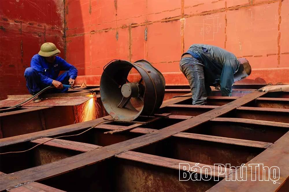 Quy trình sản xuất gồm nhiều công đoạn, song chủ yếu là ghép và hàn các chi tiết theo bản thiết kế đã được tính toán kỹ lưỡng.