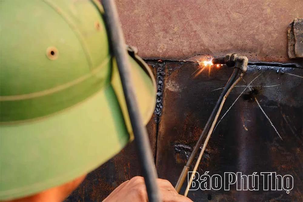 Không chỉ tạo dựng thương hiệu cho một làng nghề truyền thống, nghề đóng tàu còn gắn bó mật thiết với hoạt động vận tải thủy của người dân Sơn Đông.