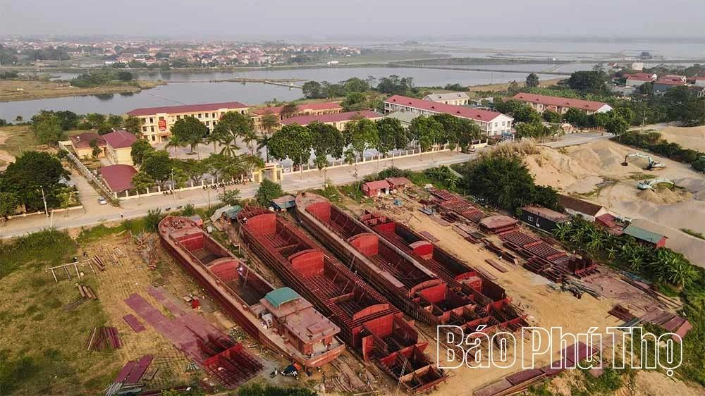 Hiện nay, toàn xã có hơn 1.000 hộ tham gia nghề đóng tàu và dịch vụ vận tải đường thủy. Trong đó, hơn 400 hộ là chủ tàu vận tải hoặc sở hữu các cơ sở sửa chữa, đóng mới tàu thuyền quy mô lớn, tập trung chủ yếu tại các thôn Phú Hậu, Phú Hậu Thượng và Phú Hậu Trung.
