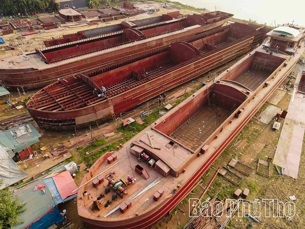 Hình ảnh những con tàu, sà lan được hình thành đã tạo nên bức tranh lao động đặc sắc, thể hiện sức sống và khát vọng vươn lên của người dân nơi đây.