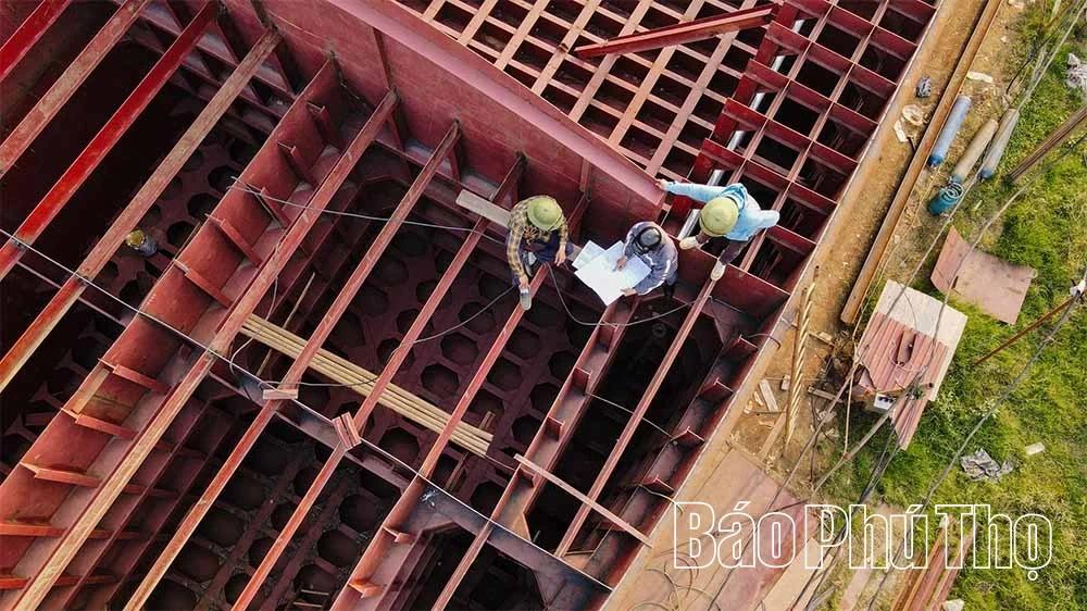 Từ những tấm thép thô sơ ban đầu, dưới bàn tay khéo léo của những người thợ lành nghề, phần khung xương của con tàu dần được hình thành. Công đoạn này đòi hỏi sự tỉ mỉ và kinh nghiệm bởi đây là “bộ khung” quyết định độ bền, khả năng chịu tải và tuổi thọ của tàu.