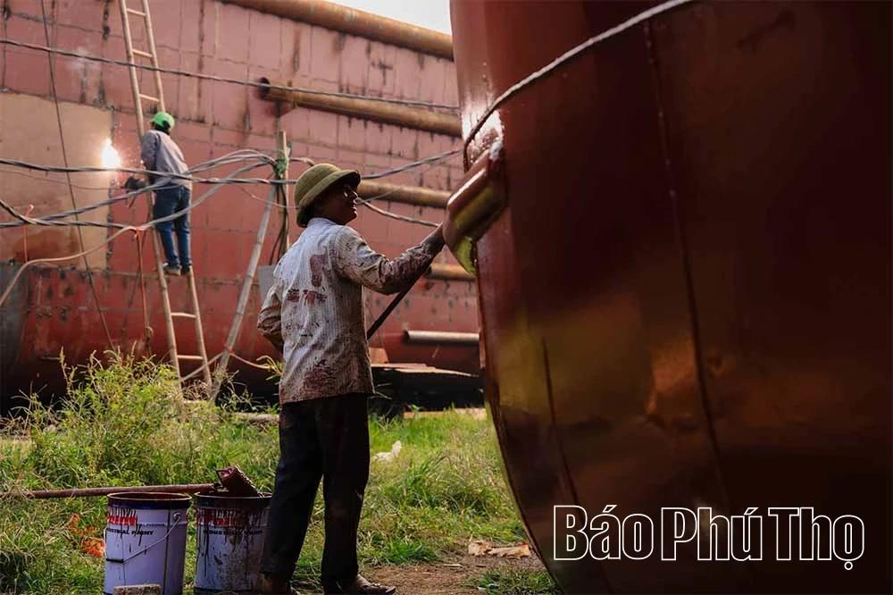Khi phần thân tàu cơ bản hoàn tất, các công đoạn đánh bóng, xử lý bề mặt và sơn chống gỉ được thực hiện cẩn thận nhằm bảo vệ con tàu trước điều kiện khắc nghiệt của môi trường sông nước.
