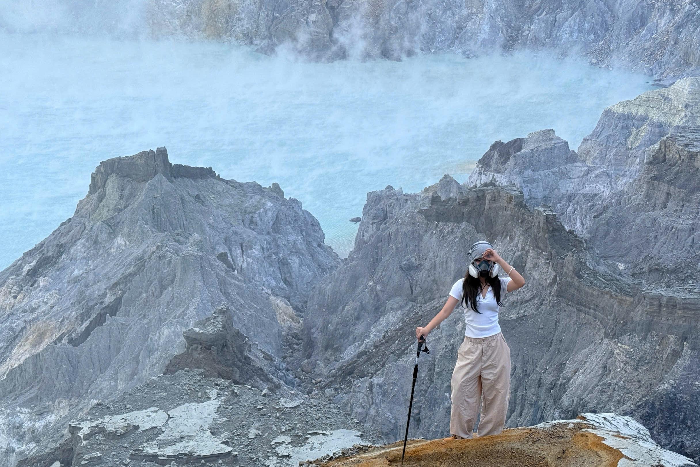  Tôi - Nguyễn Thùy Linh - trong hành trình chinh phục Kawah Ijen, hồ axit xanh ngọc nằm giữa miệng núi lửa ở Đông Java, Indonesia. 