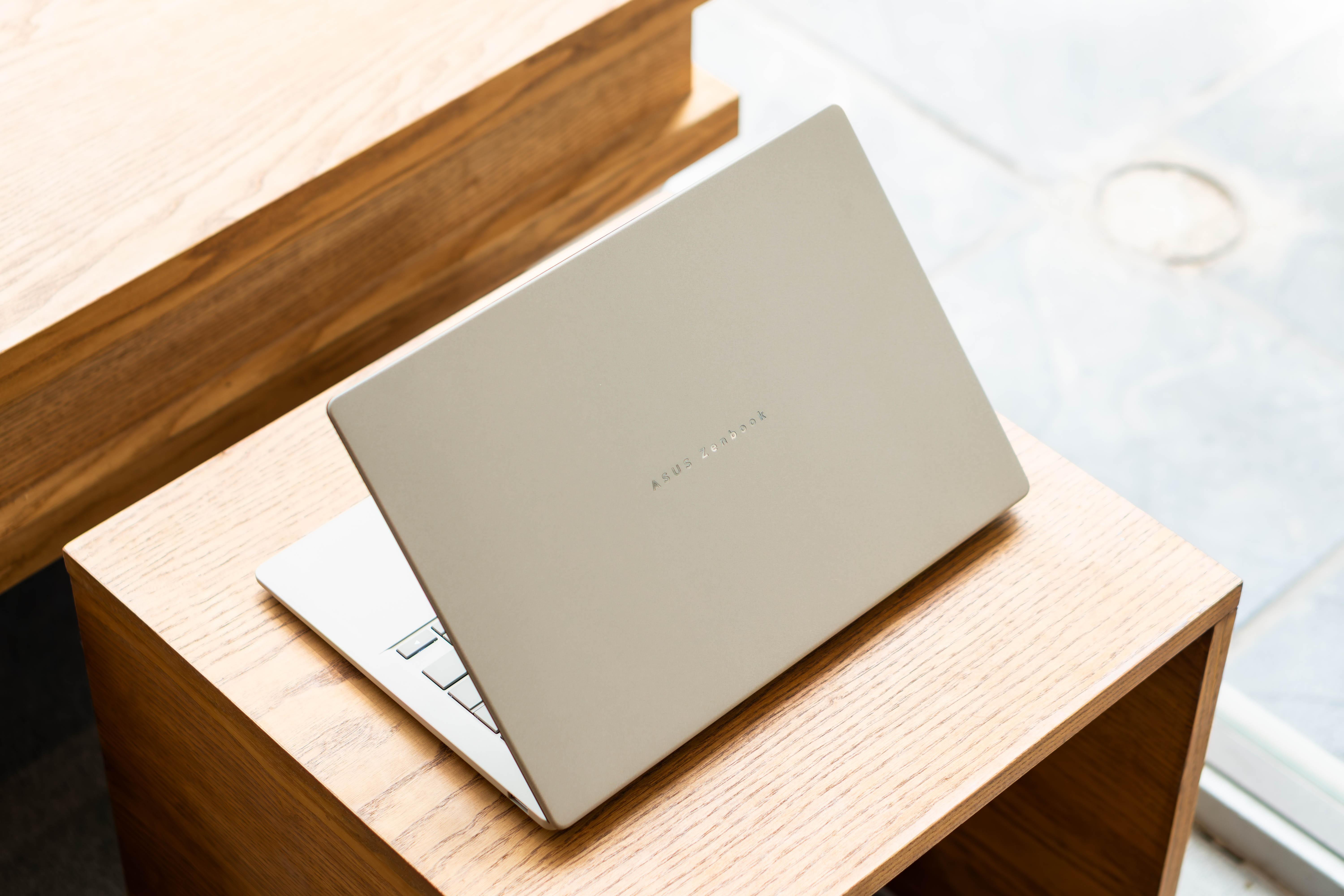  Zenbook A14 có thiết kế mỏng, kích thước nhẹ chỉ 990 g. 