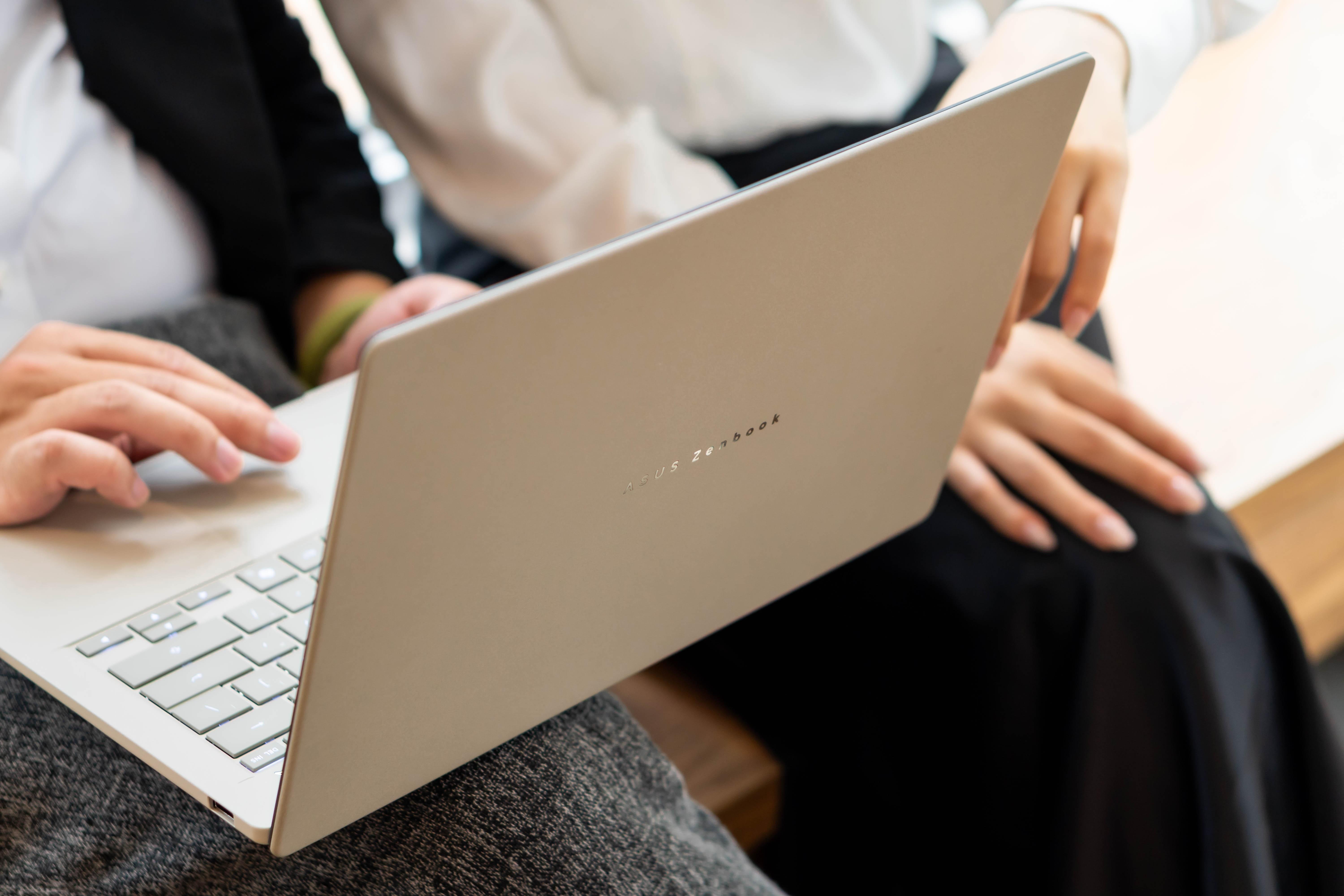  Zenbook A14 xóa bỏ định kiến một chiếc laptop mỏng nhẹ sẽ có hiệu năng kém. 