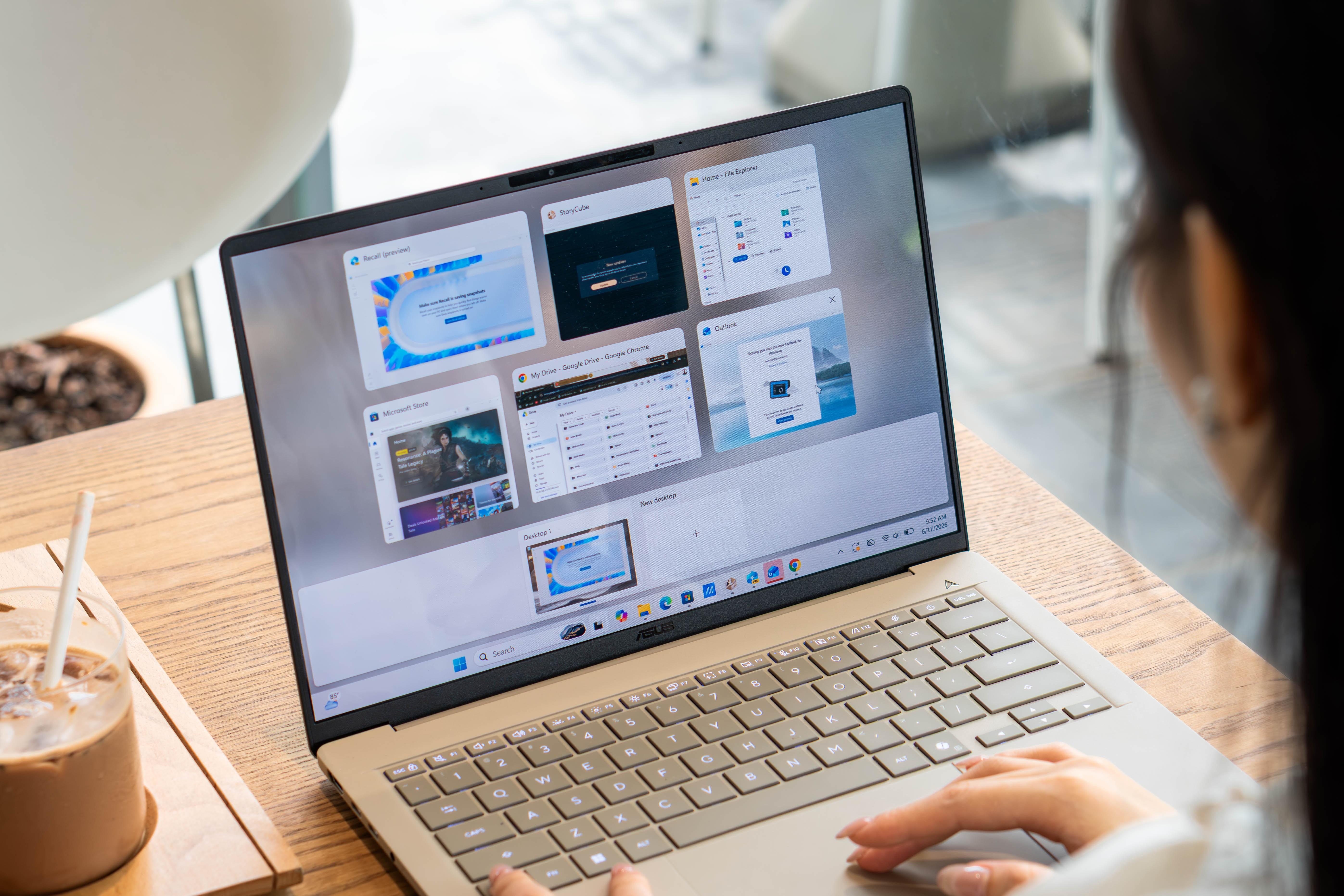  Zenbook A14 được trang bị màn hình Asus Lumina OLED 14 inch tỷ lệ 16:10, hỗ trợ 100% dải màu DCI-P3, độ sáng HDR 600 nit. 