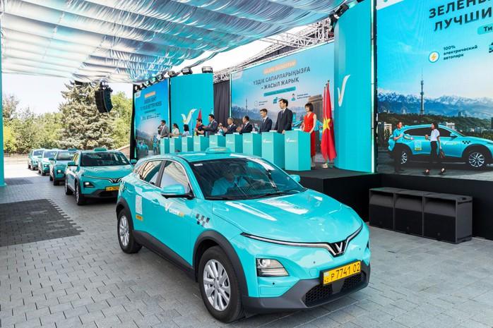 Lãnh đạo Green SM cùng đại diện chính quyền thành phố Almaty, Đại sứ quán Việt Nam tại Kazakhstan và các khách mời nhấn nút khai trương dịch vụ taxi điện Green SM tại Kazakhstan
