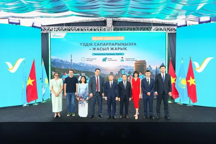Ông Nguyễn Quốc Tuấn – Tổng Giám đốc GSM Toàn cầu (thứ 5 từ trái sang) - chụp ảnh lưu niệm cùng các đại diện đối tác chiến lược của Green SM tại Kazakhstan