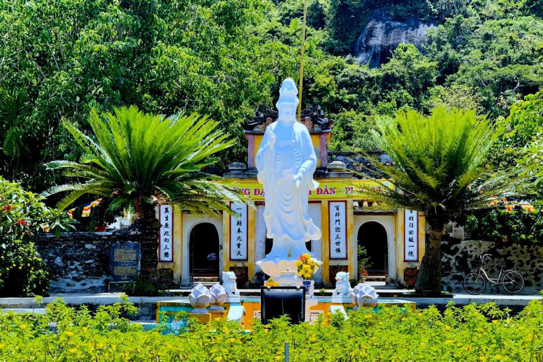 Tượng Bồ Tát Quan Âm tọa lạc giữa hồ sen trong khuôn viên Chùa Hải Tạng. Ảnh: Tiêu Dao