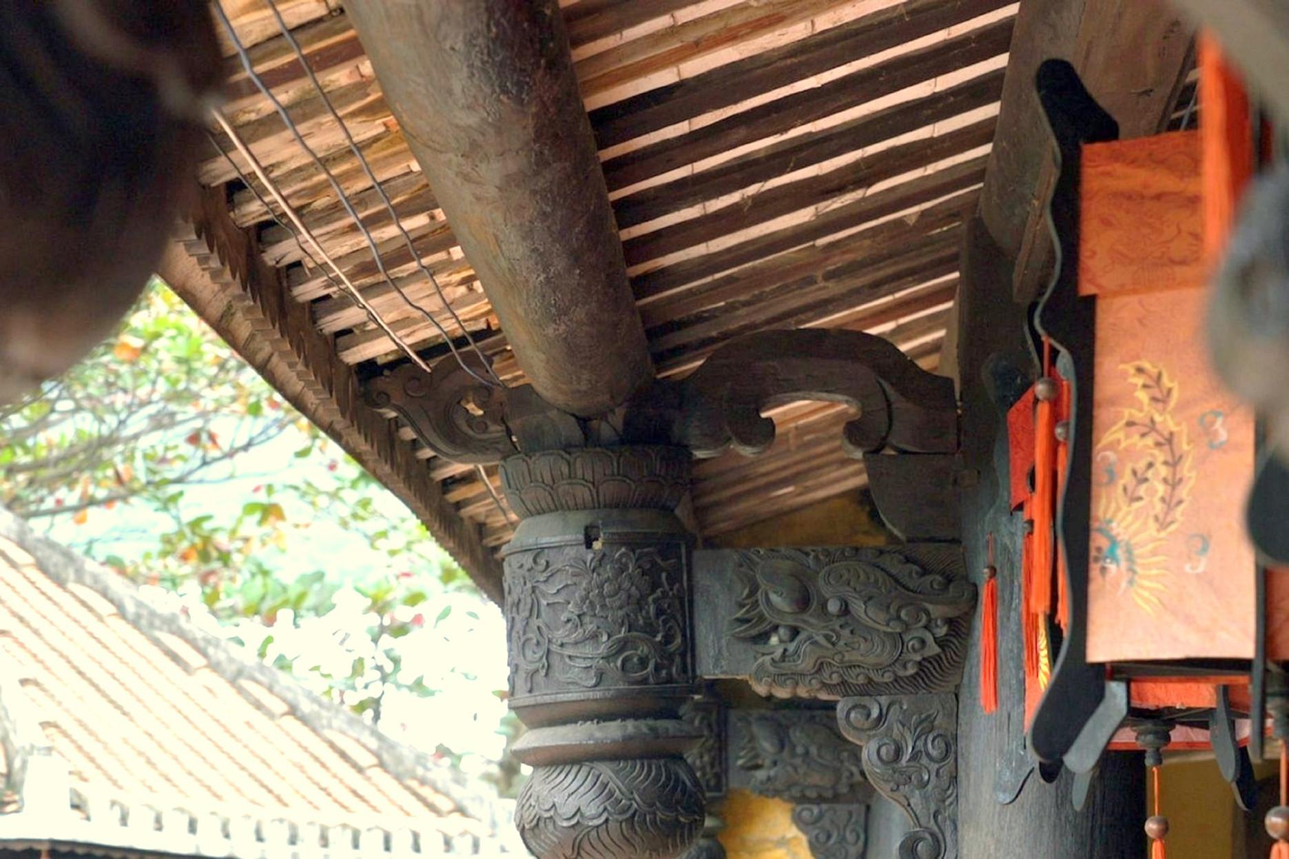 Nhiều bức hoành phi, câu đối, các kèo gỗ được chạm trổ hoa văn tinh xảo làm tăng vẻ uy nghi, huyền ảo, cổ xưa. Ảnh: Tiêu Dao