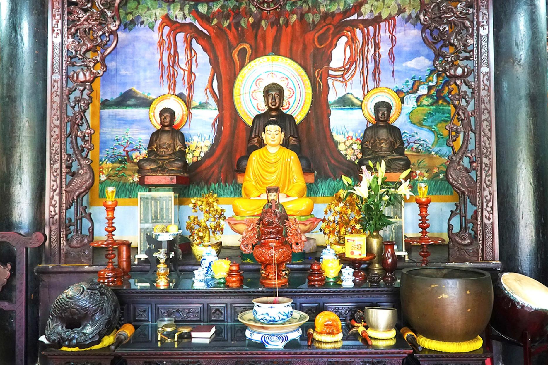 Chính điện ngôi chùa mang vẻ đẹp trang nghiêm, cổ kính với nhiều cột gỗ lim cao lớn. Ảnh: Tiêu Dao