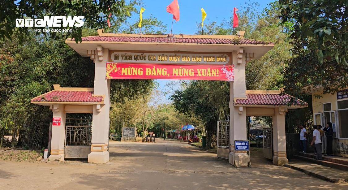Địa đạo Vịnh Mốc (xã Cửa Tùng, tỉnh Quảng Trị), nhiều năm trở lại đây cũng trở thành địa điểm du lịch nổi tiếng, thu hút du khách trong và ngoài nước. Vừa qua, di tích này lại càng trở nên nổi tiếng khi hãng thông tấn CNN nổi tiếng của Mỹ có bài viết giới thiệu là "ngôi làng dưới lòng đất".