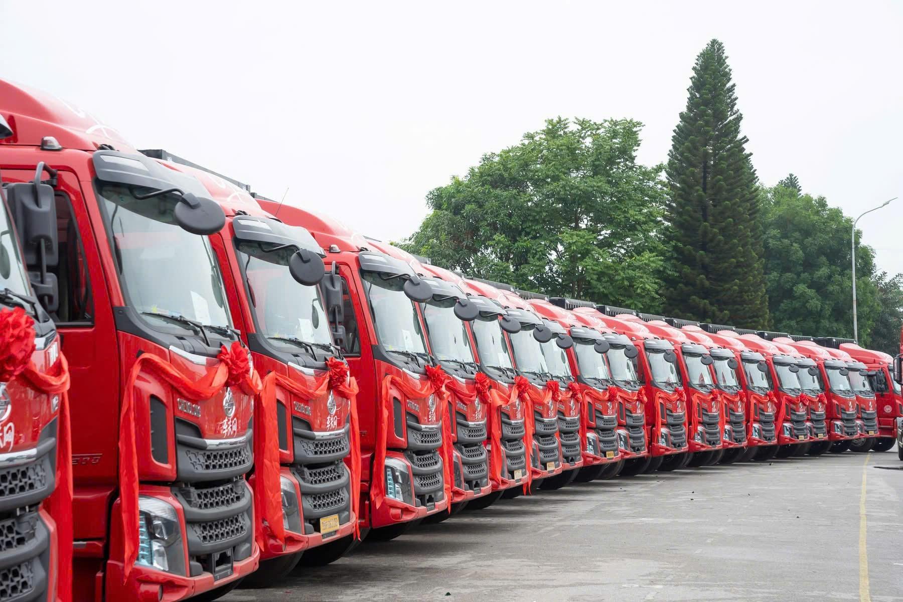  Dàn xe tải Chenglong của một doanh nghiệp vận tải. 