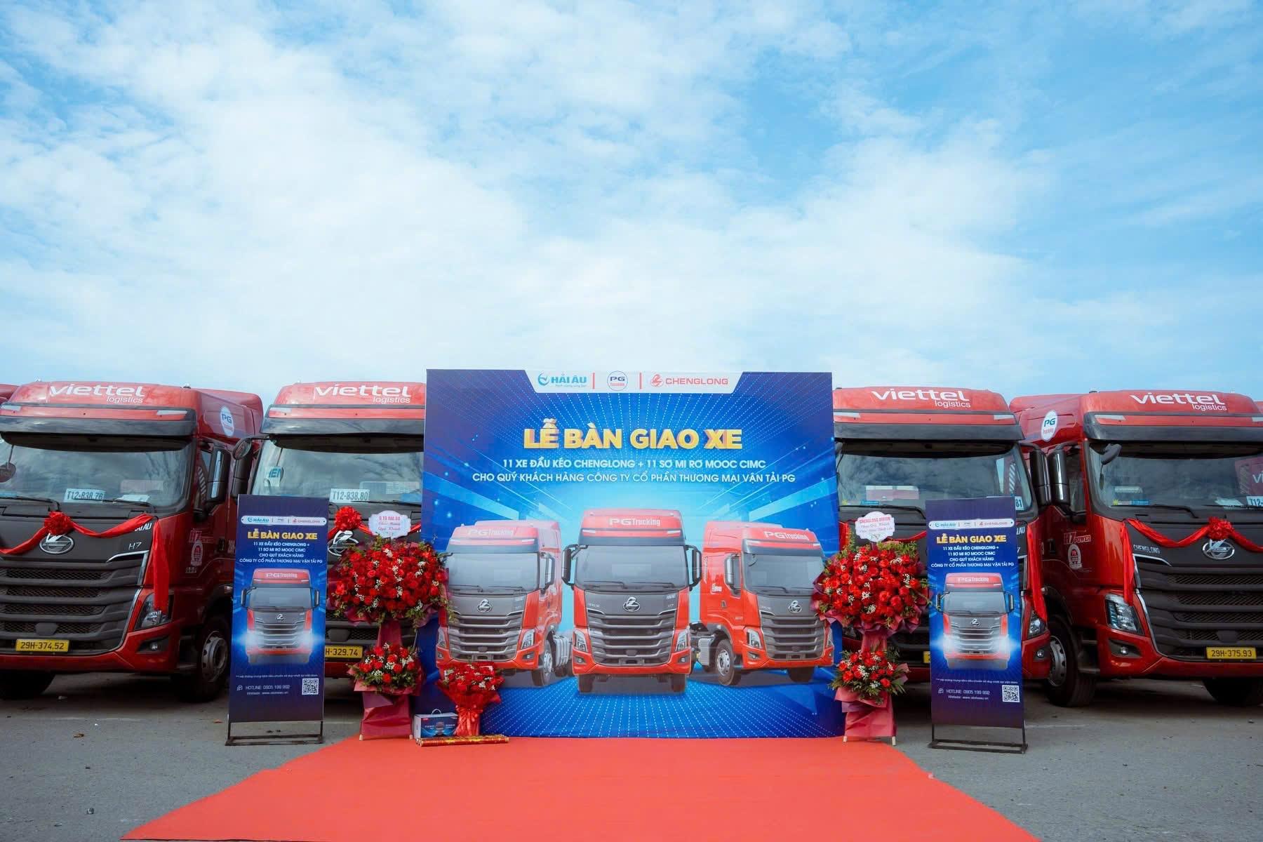 Các dòng xe Chenglong tại một lễ bàn giao. 