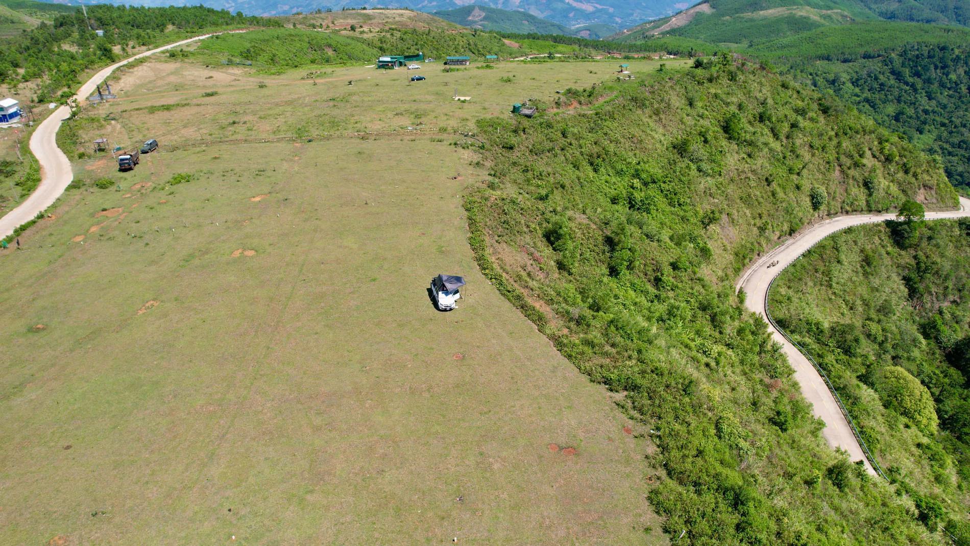 Đường đi tới thảo nguyên gồm nhiều đoạn uốn lượn lên xuống nhưng vẫn đảm bảo thuận tiện di chuyển