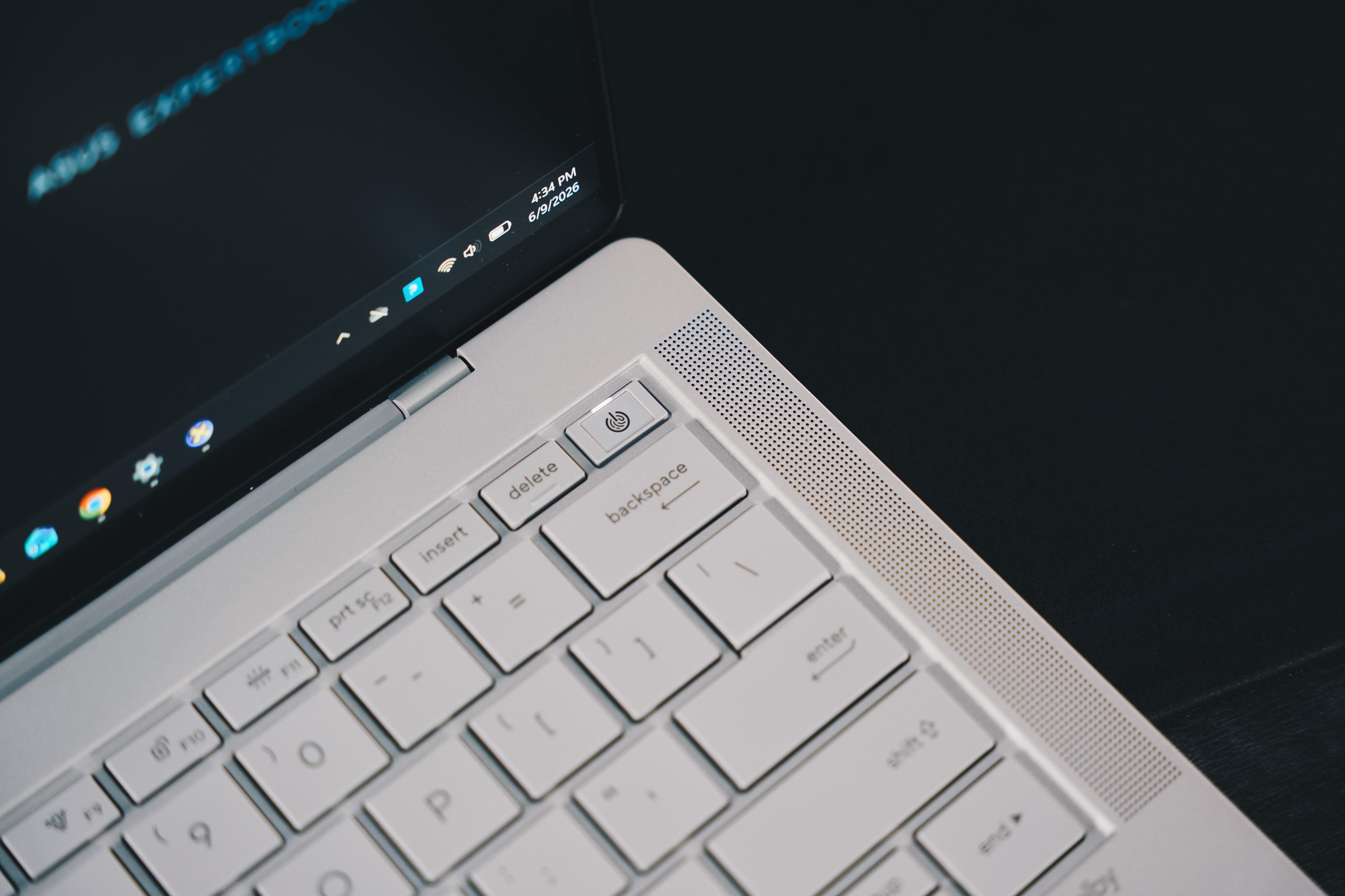  Tính năng bảo mật cao cũng là ưu điểm của dòng laptop này. 