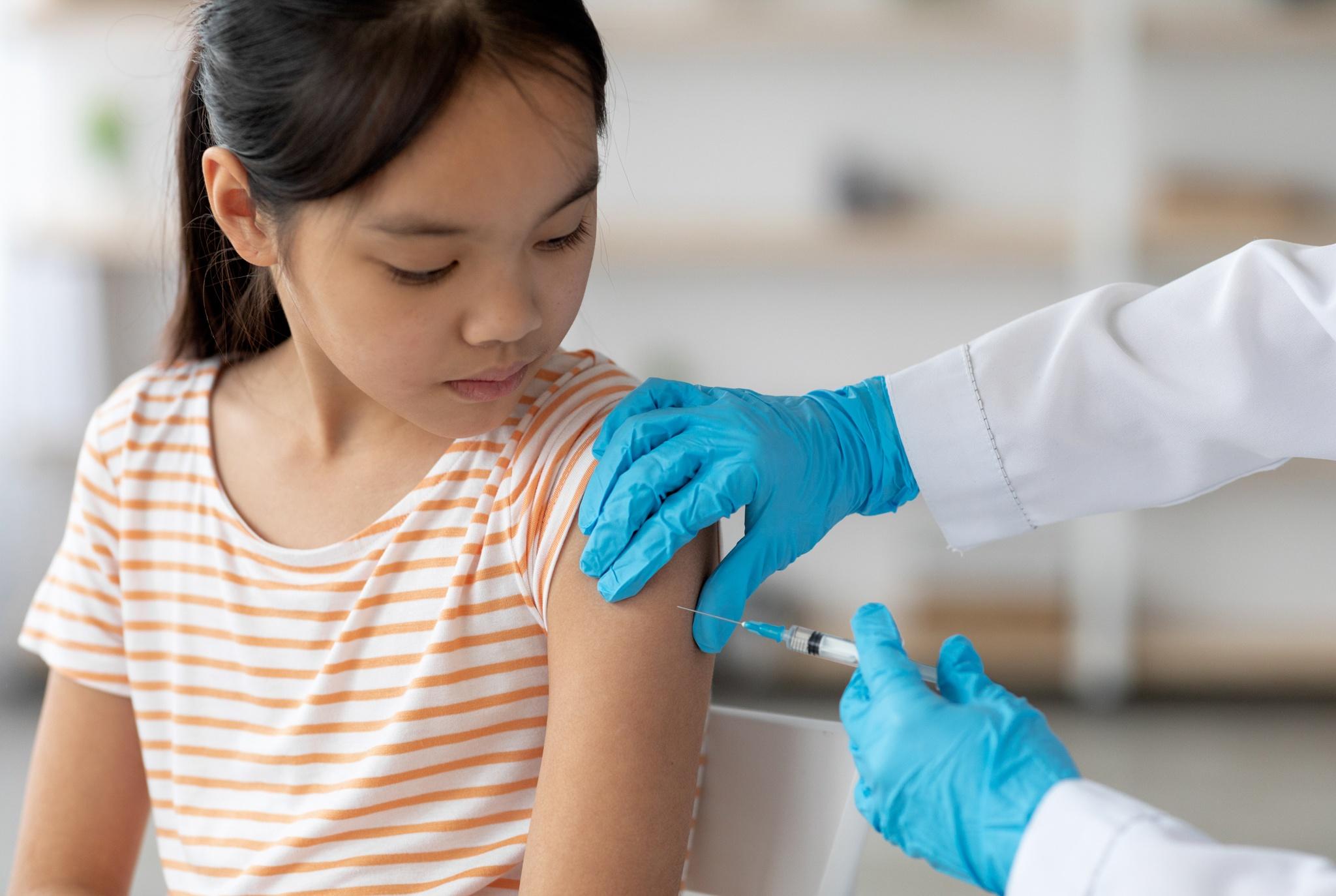  Trẻ trên 5 tuổi cần được tiêm nhắc vaccine viêm não Nhật Bản đúng lịch để củng cố hệ miễn dịch. Ảnh minh họa: Vecteezy.