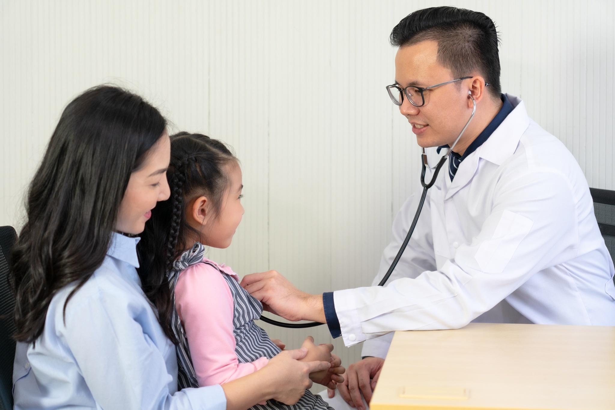  Nếu quên lịch tiêm chủng, phụ huynh cần đưa con đi kiểm tra để được tư vấn lịch tiêm phù hợp. Ảnh: Vecteezy.