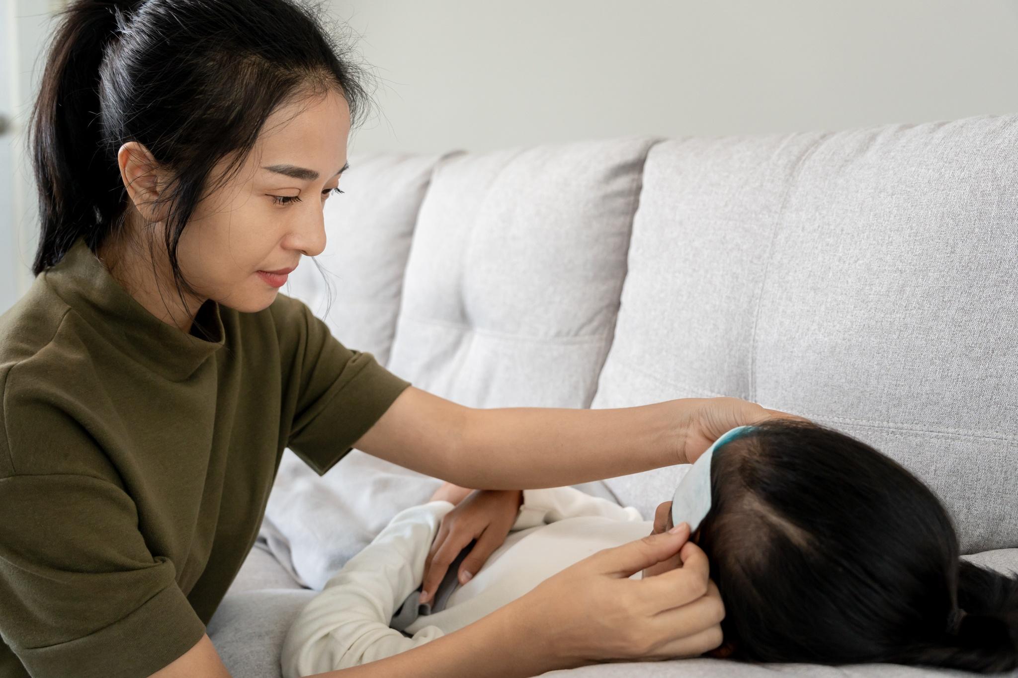  Trẻ mắc viêm não Nhật Bản thường khởi phát với triệu chứng sốt cao, lơ mơ và diễn tiến rất nhanh. Ảnh minh họa: Vecteezy.
