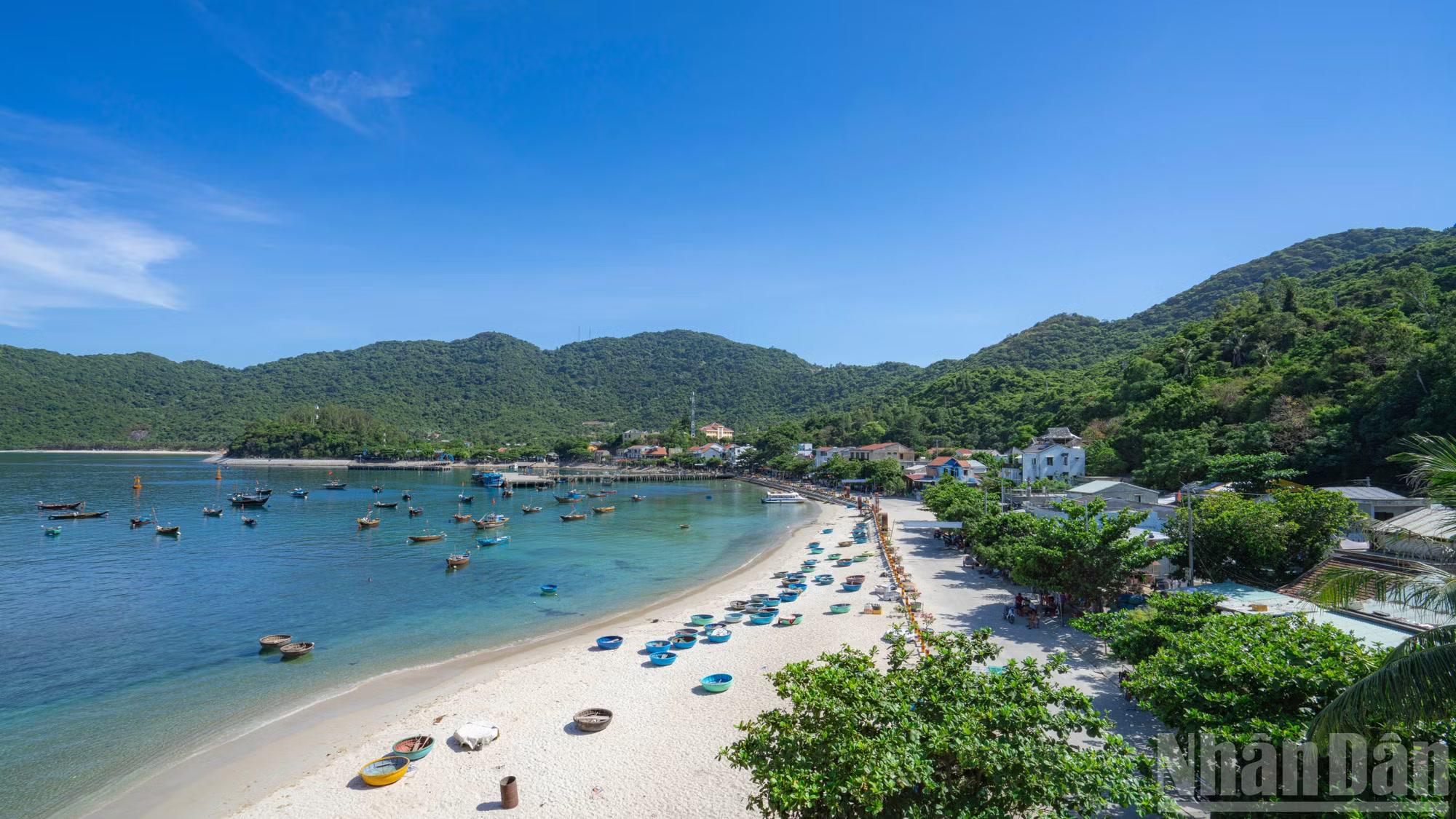 Cù Lao Chàm là một cụm đảo nguyên sơ thuộc xã Tân Hiệp, thành phố Đà Nẵng, nổi tiếng với hệ sinh thái đa dạng, thảm thực vật phong phú và làn nước biển trong xanh như ngọc.