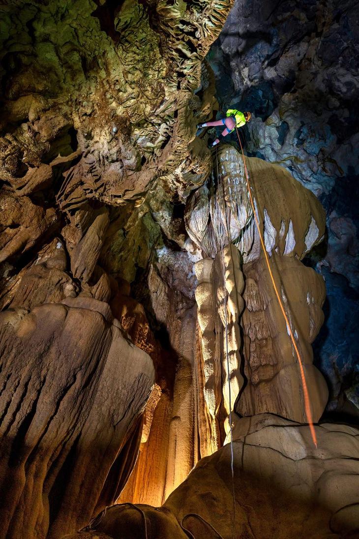 Để tiếp cận lòng hang, đội thám hiểm phải đu dây xuống độ sâu khoảng 20m. Ảnh: Jungle Boss.
