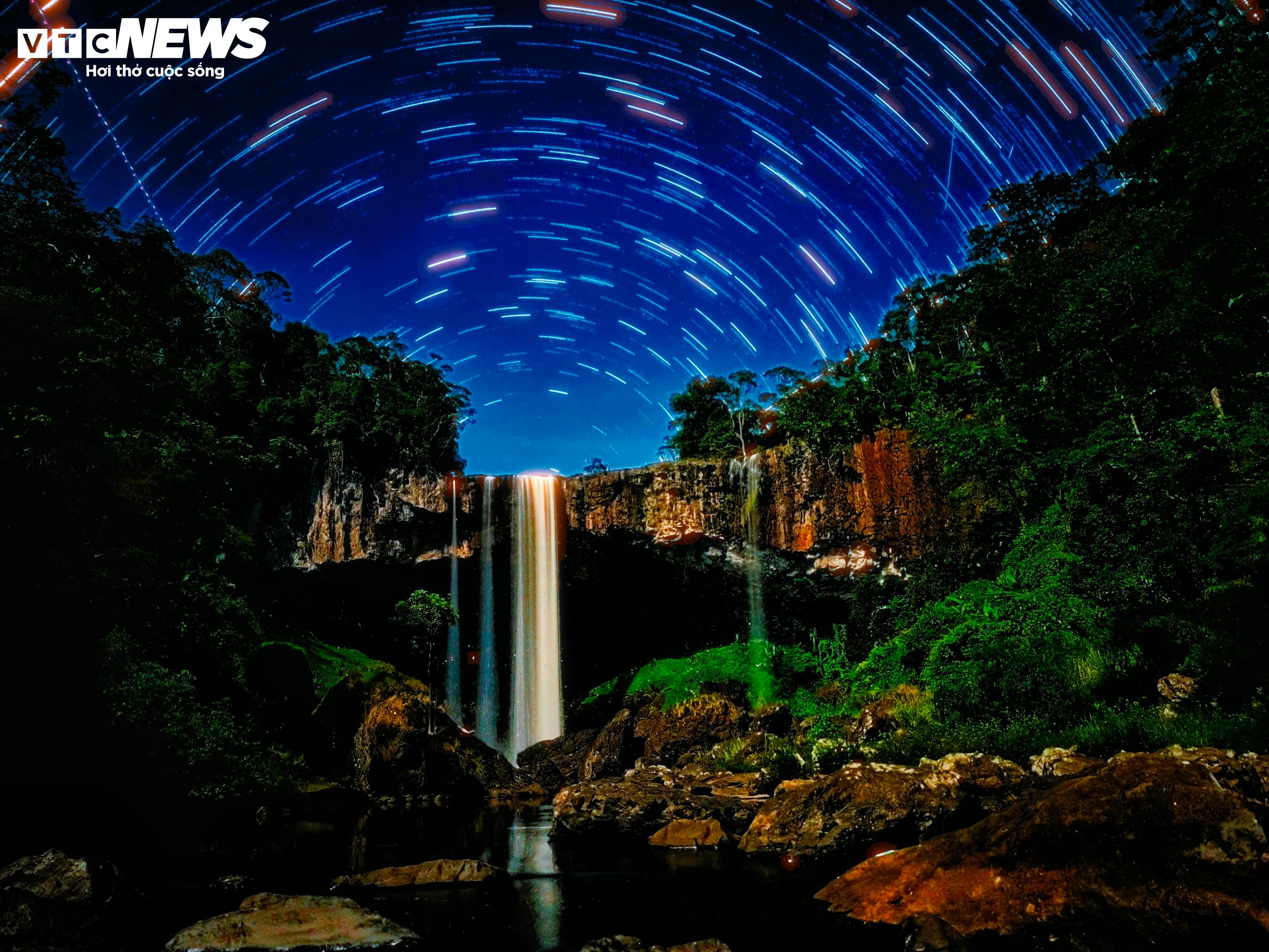 Ngoài ra, thác K50 còn thu hút các nhiếp ảnh gia bằng kỹ thuật chụp ảnh sao quay (Star Trails) khi màn đêm xuống. Để có được bức ảnh sao quay huyền ảo, rực rỡ trên thác mà bất kỳ ai cũng khao khát, các nhiếp ảnh gia phải lội nước, chọn góc máy đẹp và phơi sáng từ 30 phút cho đến 2 giờ để có một tấm ảnh ưng ý.