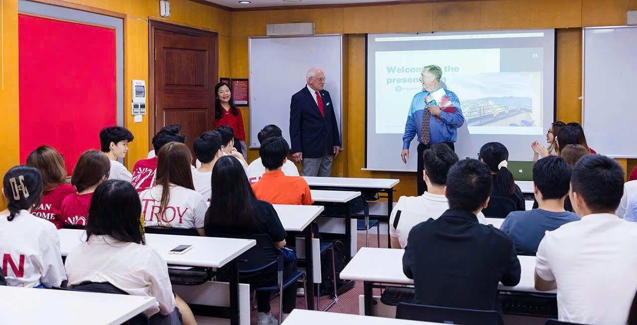 Sinh viên học tại giảng đường TP.HCM theo chương trình liên kết quốc tế giữa Đại học Troy và STU.