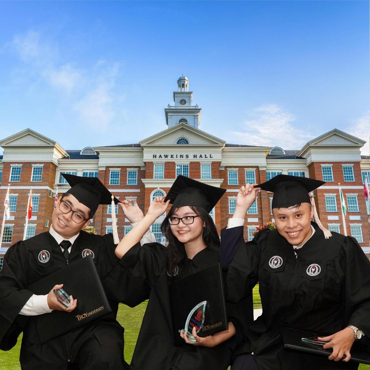Sinh viên Việt Nam tốt nghiệp và nhận bằng tại Đại học Troy.