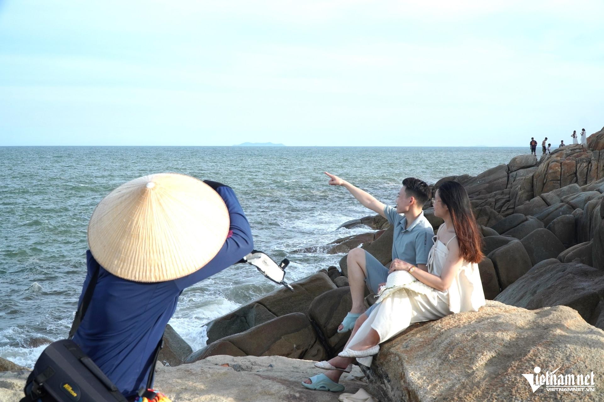 Đôi bạn trẻ lưu lại cho mình những tấm hình đẹp nhất