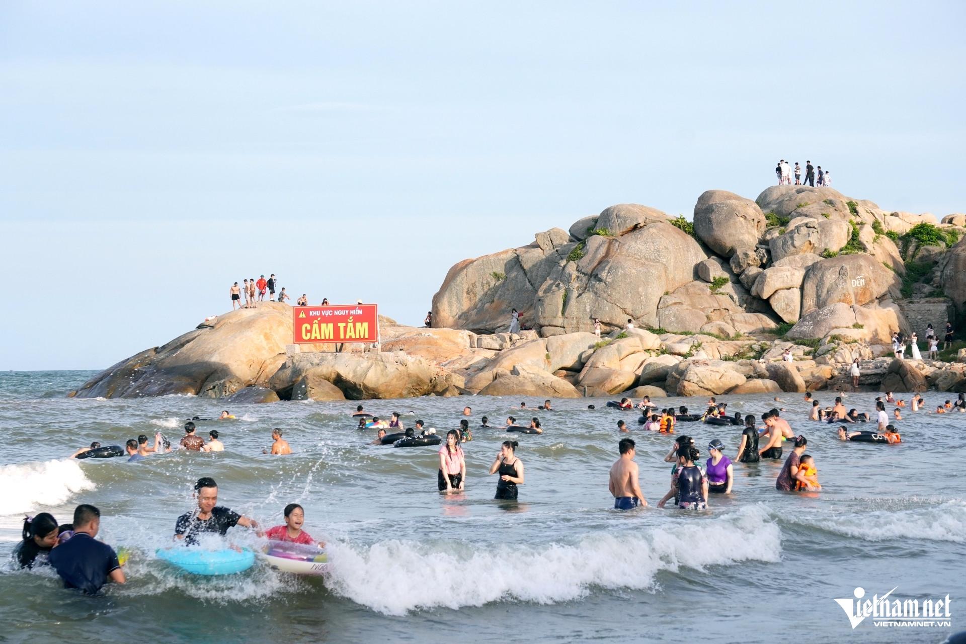 Hòn Cổ Giải nơi check-in hút khách ở Sầm Sơn