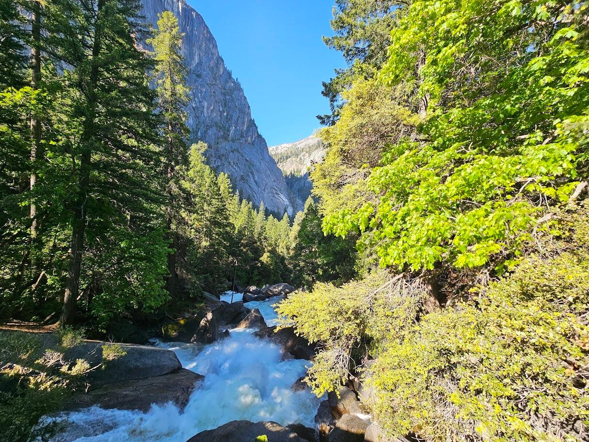  Quang cảnh hùng vĩ tại Mist Trail, một trong những cung trekking biểu tượng của Yosemite. 