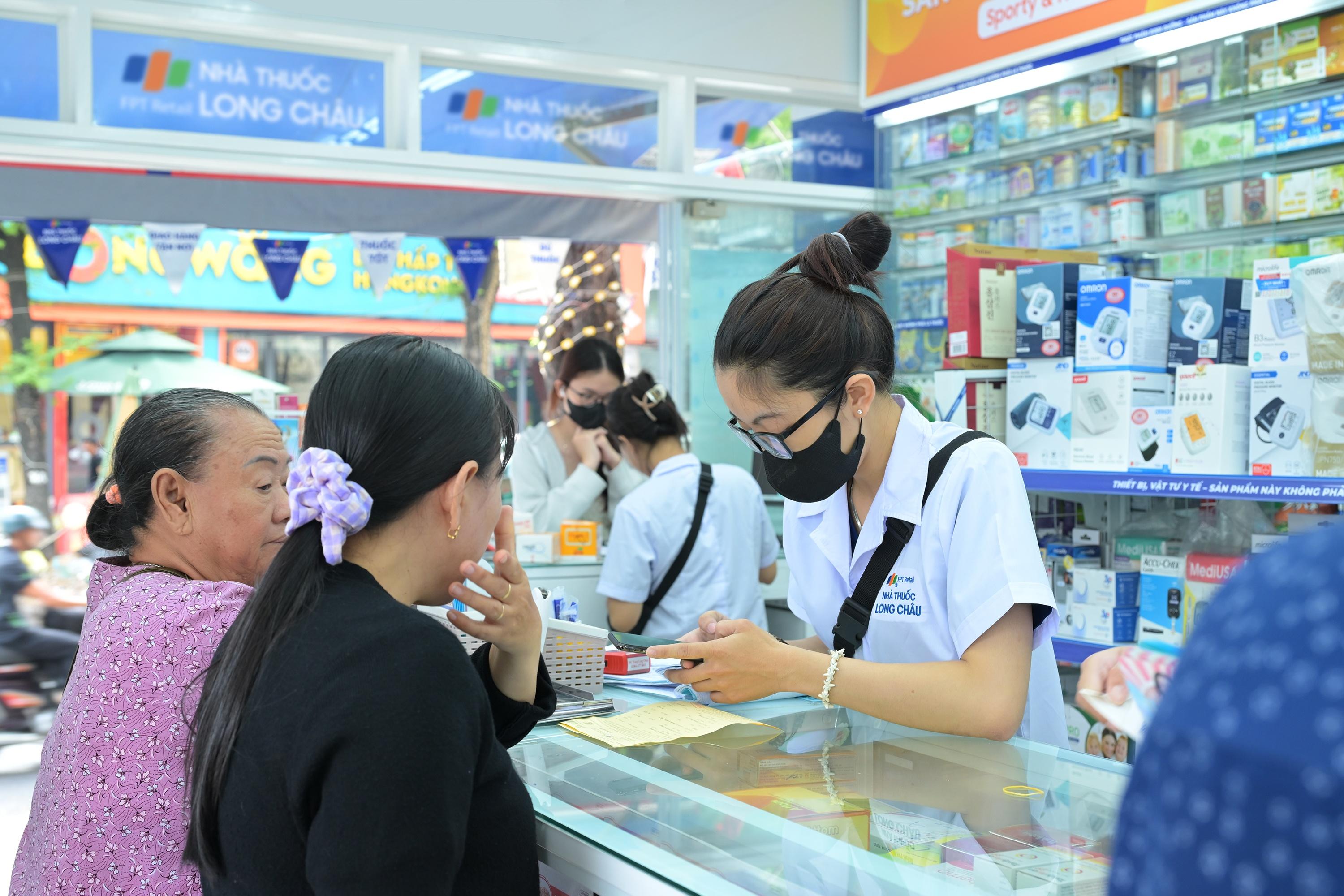  Long Châu đưa phát minh y khoa từ Anh quốc đến Việt Nam, mở bước ngoặt điều trị cho bệnh nhân tăng kali máu. Ảnh: Hoàng Khánh. 