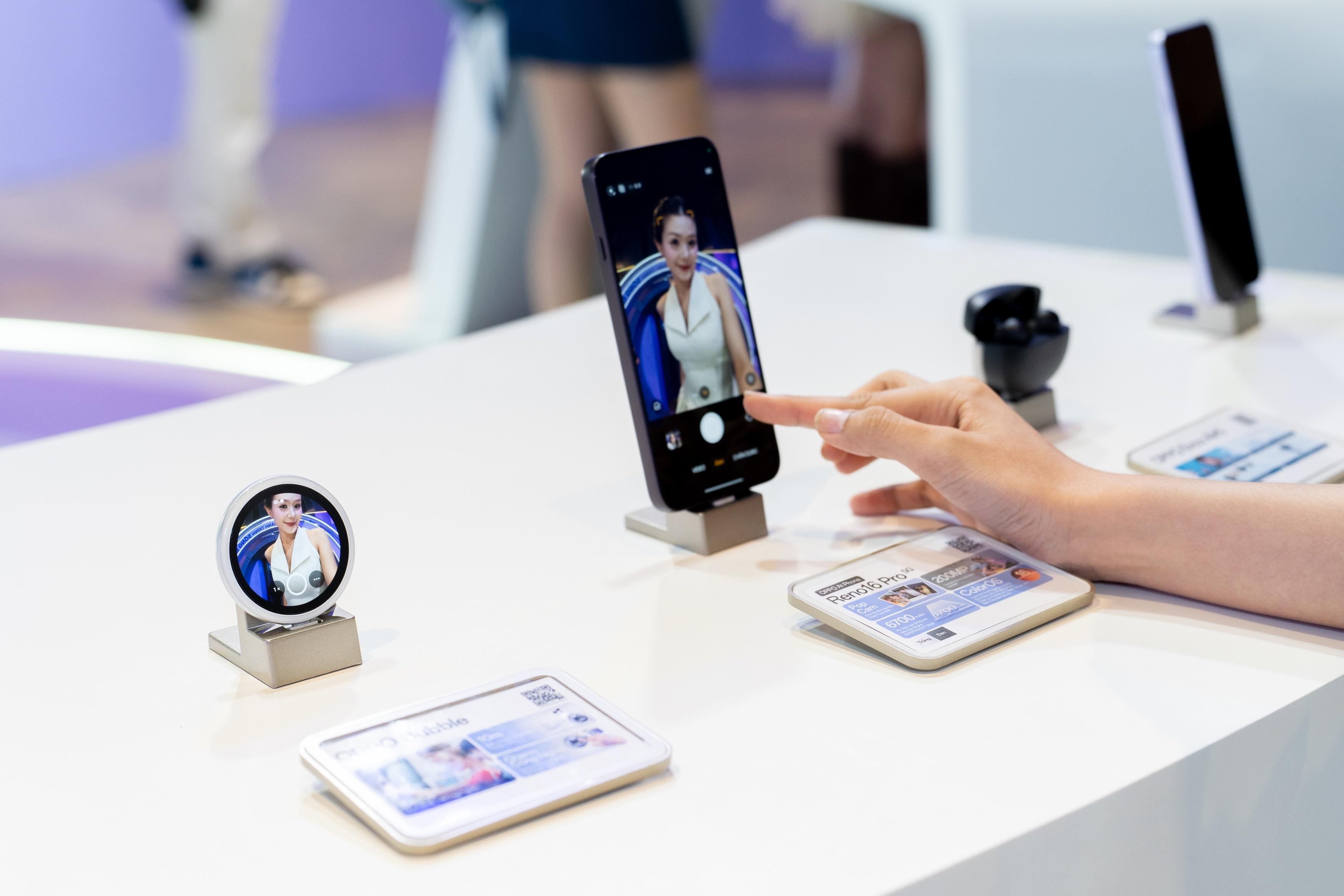 Bổ sung cho bộ công cụ sáng tạo và khẳng định chất riêng của giới trẻ, Oppo còn trình làng món phụ kiện thời thượng Oppo Bubble. Chiếc màn hình phụ với tấm nền AMOLED có trọng lượng chỉ 35 gram, kết nối được với smartphone trong khoảng cách tới 10 m để hiển thị góc nhìn camera theo thời gian thực. Nhờ đó, bất kể selfie, chụp nhóm hay điều khiển camera từ xa, người dùng đều dễ dàng thực hiện chỉ bằng một cú chạm. Hơn thế, Oppo Bubble còn được định vị là món phụ kiện thời trang cá nhân hóa khi kết hợp dây đeo hoặc móc khóa và có thể tùy biến giao diện hiển thị bằng ảnh tĩnh, ảnh động, màu sắc, sticker, văn bản...
