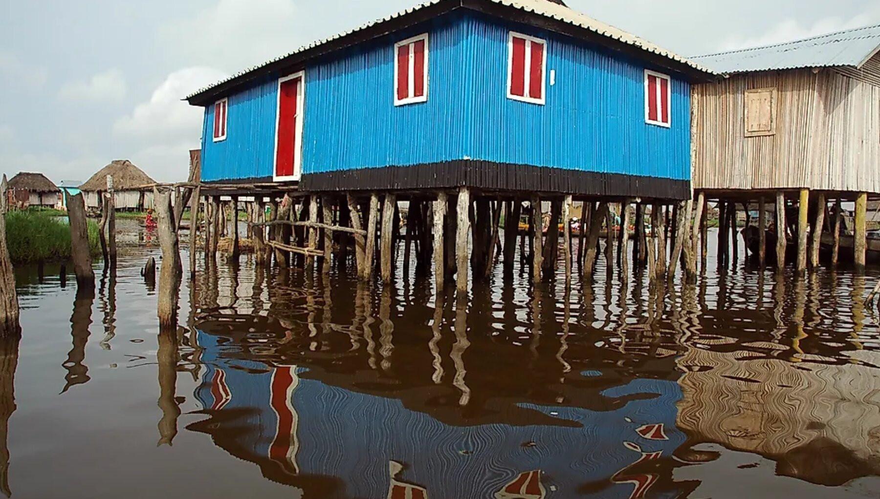 Ngôi nhà sàn đầy màu sắc ở Ganvie. Ảnh: Worldatlas