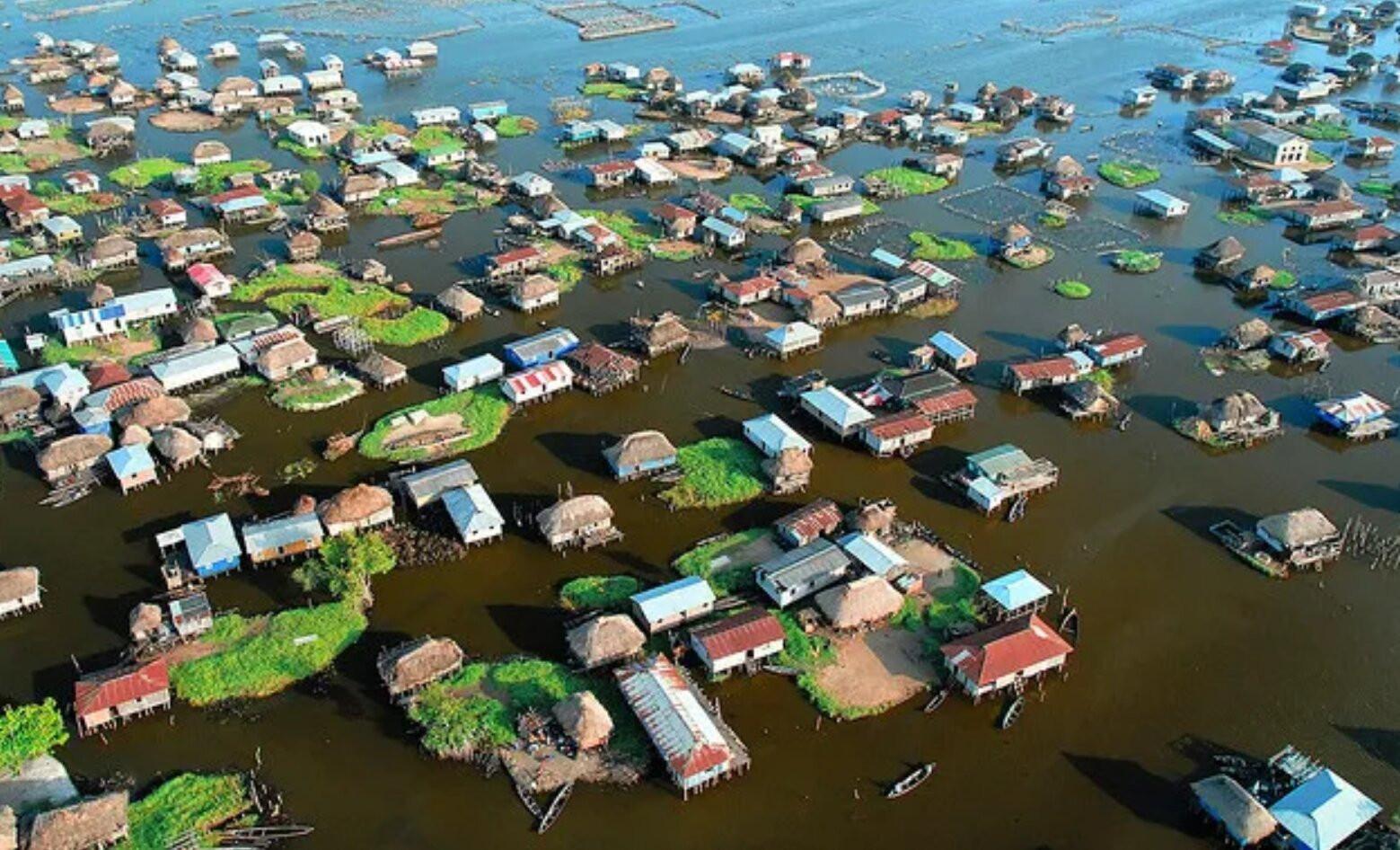 Ngôi làng trên hồ Nokoue được gọi là Venice của châu Phi. Ảnh: FlickHugo/Atlasobscura
