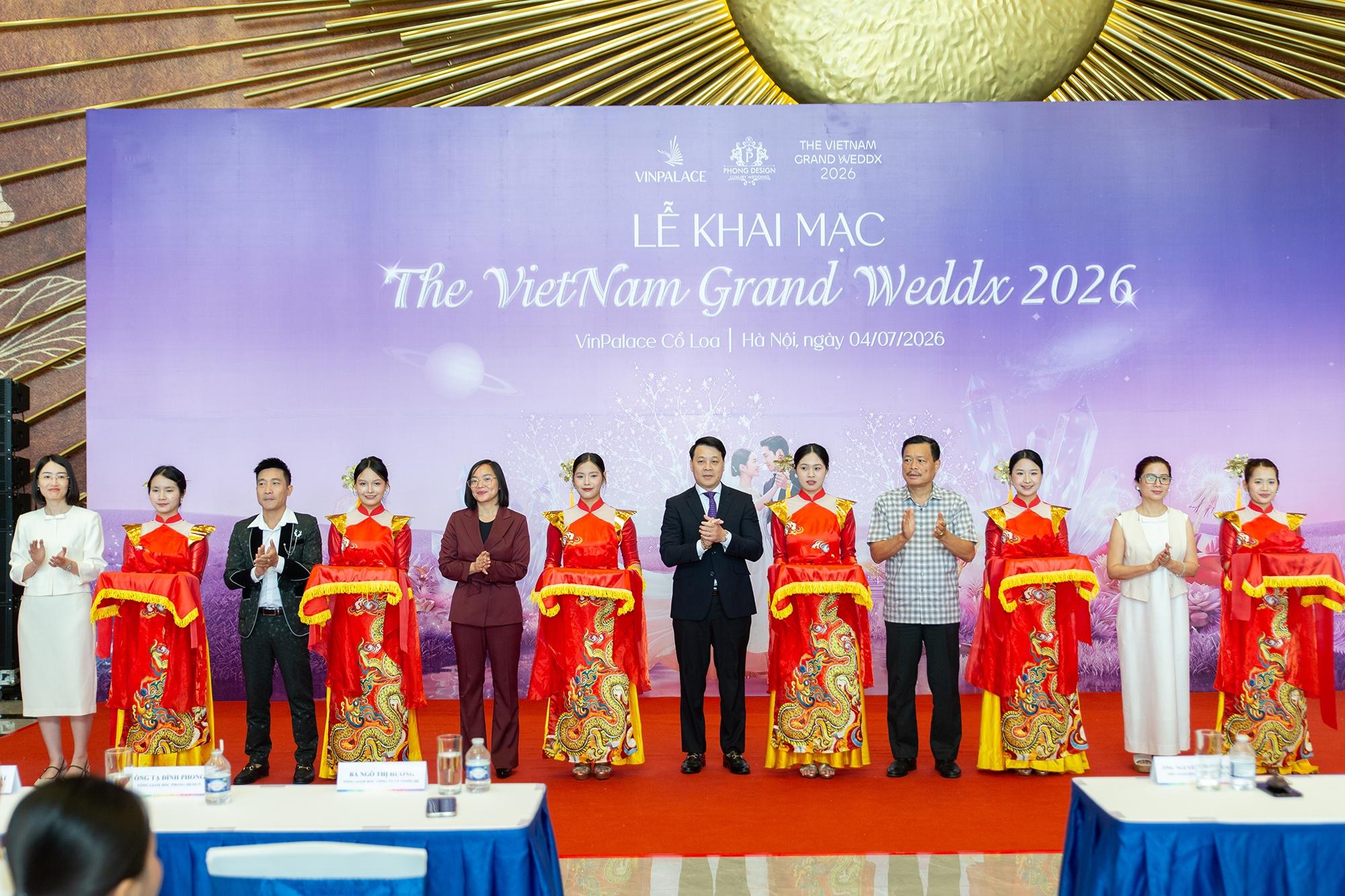  Trong hai ngày 4/7-5/7, triển lãm cưới The Vietnam Grand WeddX 2026 diễn ra tại VinPalace Cổ Loa, Trung tâm Triển lãm Việt Nam (Đông Anh, Hà Nội). Được tổ chức trong khuôn viên với quy mô hơn 9.000 m2, quy tụ hơn 60 thương hiệu cưới hàng đầu và chuỗi hoạt động trình diễn, kết nối, tương tác được đầu tư bài bản, The Vietnam Grand WeddX 2026 được xem là triển lãm cưới lớn bậc nhất Việt Nam từ trước đến nay. 