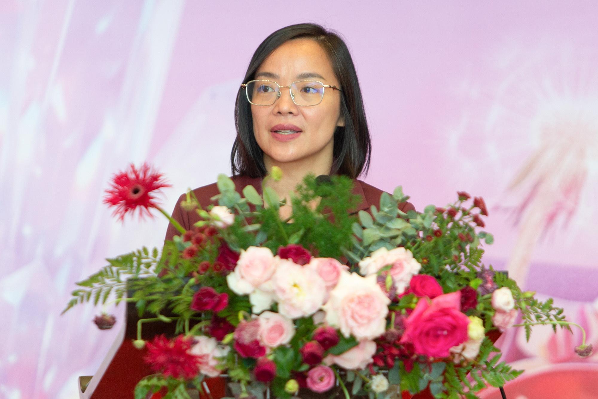  The Vietnam Grand WeddX 2026 được đồng tổ chức bởi VinPalace - thương hiệu MICE và wedding thuộc hệ sinh thái Vinpearl - và Phong Design - thương hiệu hàng đầu trong lĩnh vực thiết kế, tổ chức sự kiện và trang trí không gian tiệc cưới cao cấp. Sự kết hợp này mang đến sự cộng hưởng giữa năng lực tổ chức sự kiện quy mô lớn và kinh nghiệm kiến tạo những không gian cưới giàu cảm xúc. Bà Ngô Thị Hương, Tổng giám đốc Vinpearl, nhấn mạnh: "Với The Vietnam Grand WeddX, chúng tôi không mong muốn tạo ra một triển lãm đơn thuần. Chúng tôi muốn xây dựng nền tảng kết nối lớn nhất của ngành cưới Việt Nam, nơi các thương hiệu, nhà thiết kế, wedding planner, nghệ sĩ, chuyên gia và các cặp đôi cùng gặp gỡ, sáng tạo và phát triển". 