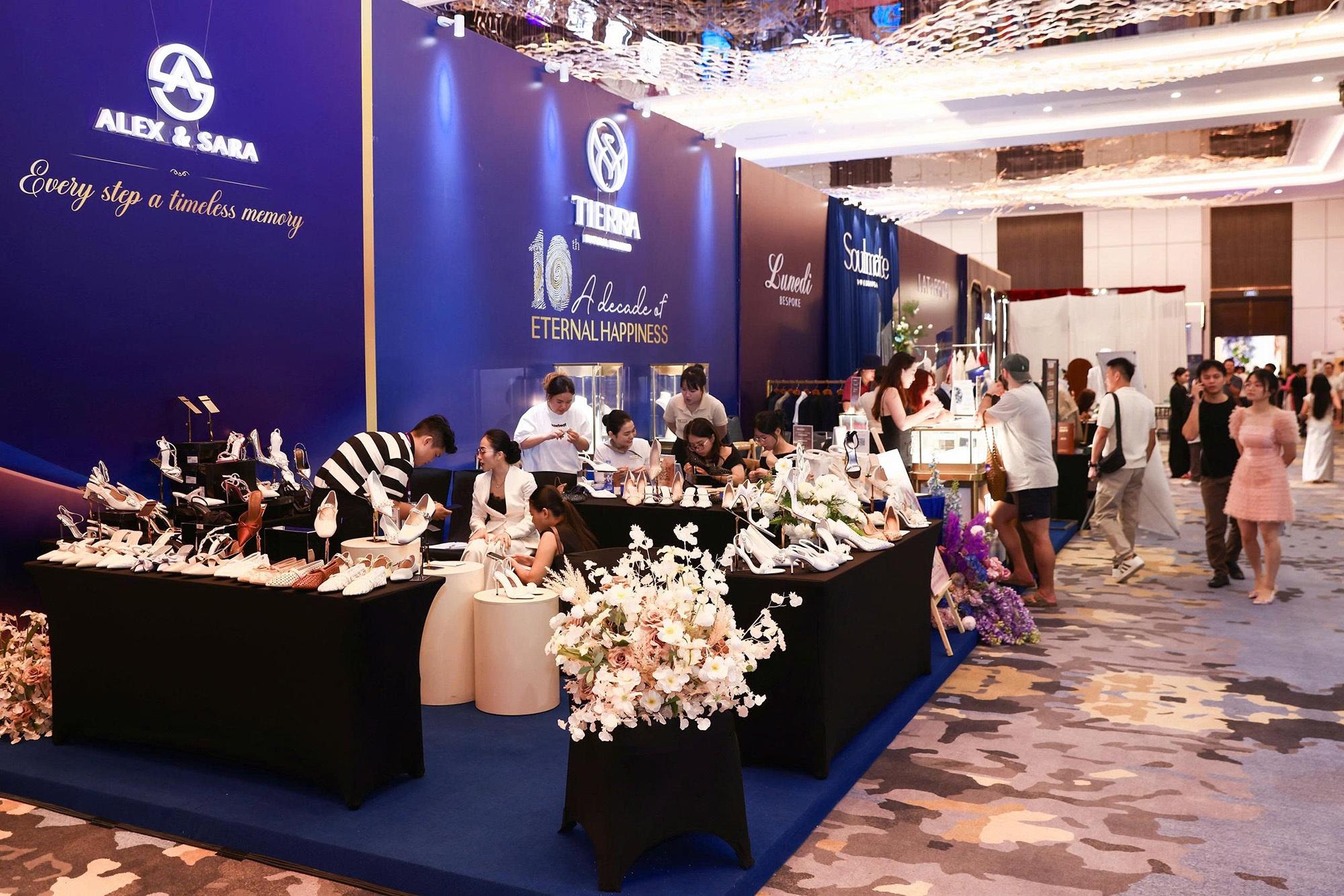  Được phát triển theo mô hình triển lãm ngành cưới thế hệ mới, The Vietnam Grand WeddX 2026 không chỉ là nơi hội tụ các thương hiệu và dịch vụ hàng đầu tạo nền tảng kết nối dành cho toàn bộ hệ sinh thái ngành cưới, mà còn là không gian để các cặp đôi tìm kiếm nguồn cảm hứng cho ngày trọng đại của mình. Tại đây, các cặp đôi đang có ý định tiến tới hôn nhân sẽ được cập nhật từ xu hướng cưới mới nhất đến những giải pháp tổ chức hôn lễ toàn diện. 