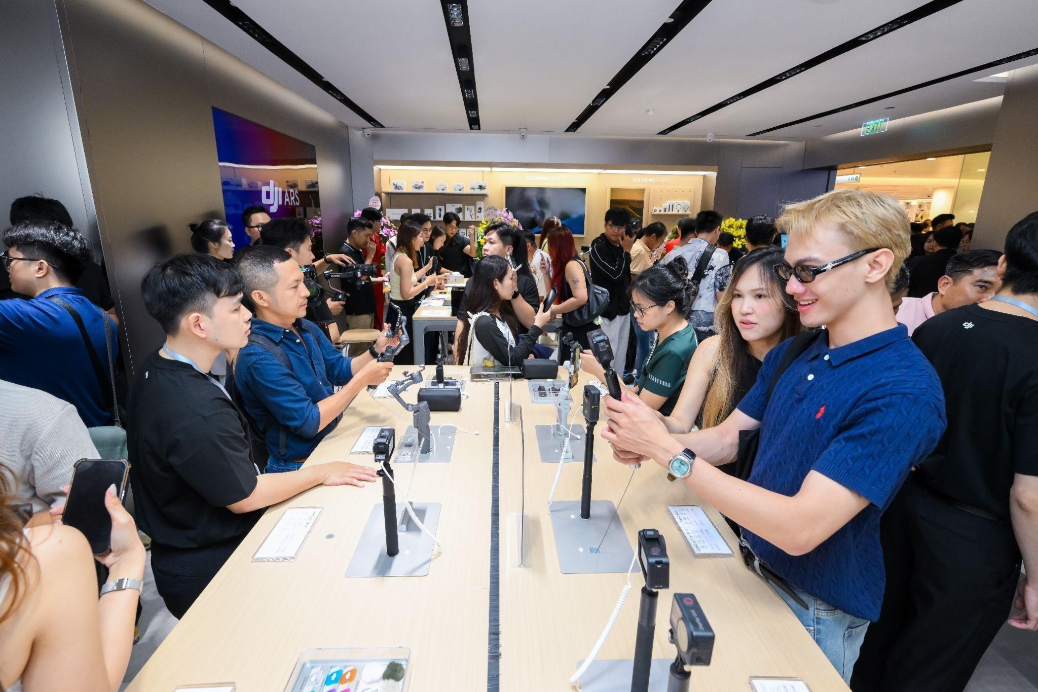 Không gian trải nghiệm của DJI Authorized Retail Store (DJI ARS) thu hút nhiều khách tham quan. Nguồn: DJI Việt Nam. 