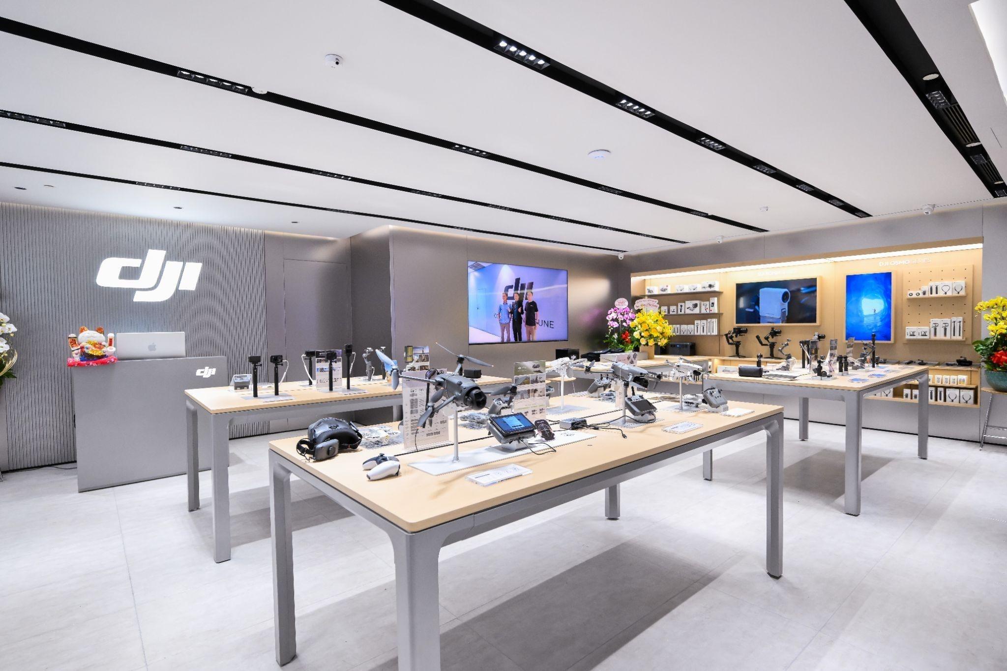  Không gian DJI ARS được thiết kế theo tiêu chuẩn flagship toàn cầu, mang đến trải nghiệm đồng bộ từ trưng bày đến tư vấn sản phẩm. 