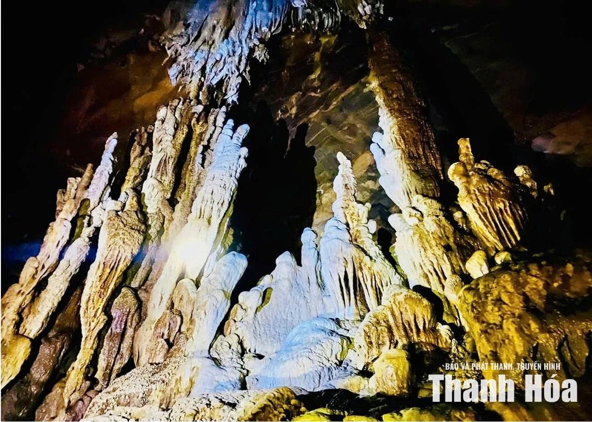 Khối nhũ lớn trong hang Cặp Đớp.