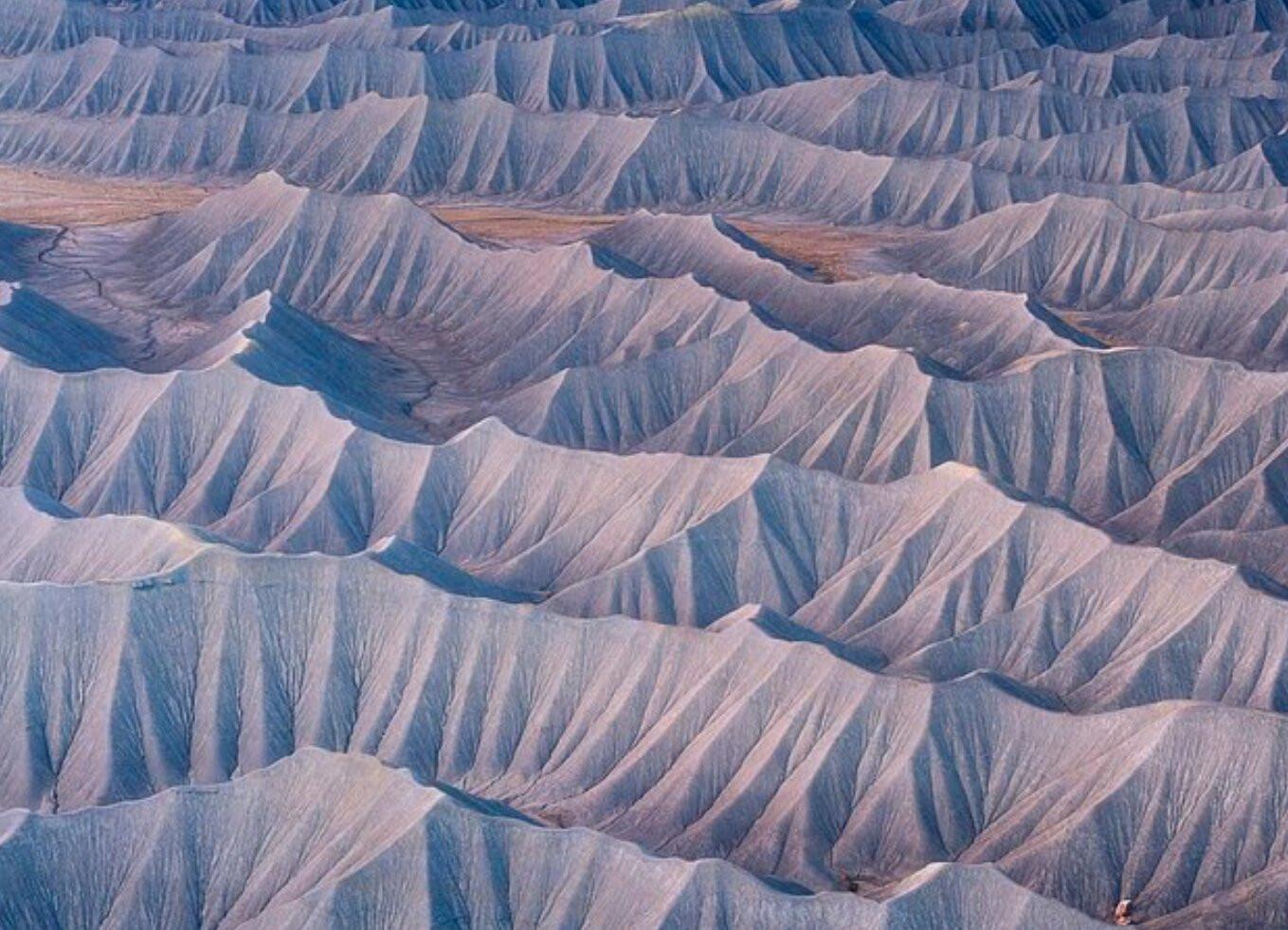 Những ngọn đồi dốc đứng, sắc nét và xếp lớp tại vùng Badlands, bang Utah (Mỹ), qua góc máy của A J Rich. Ảnh: A J Rich/SWNS
