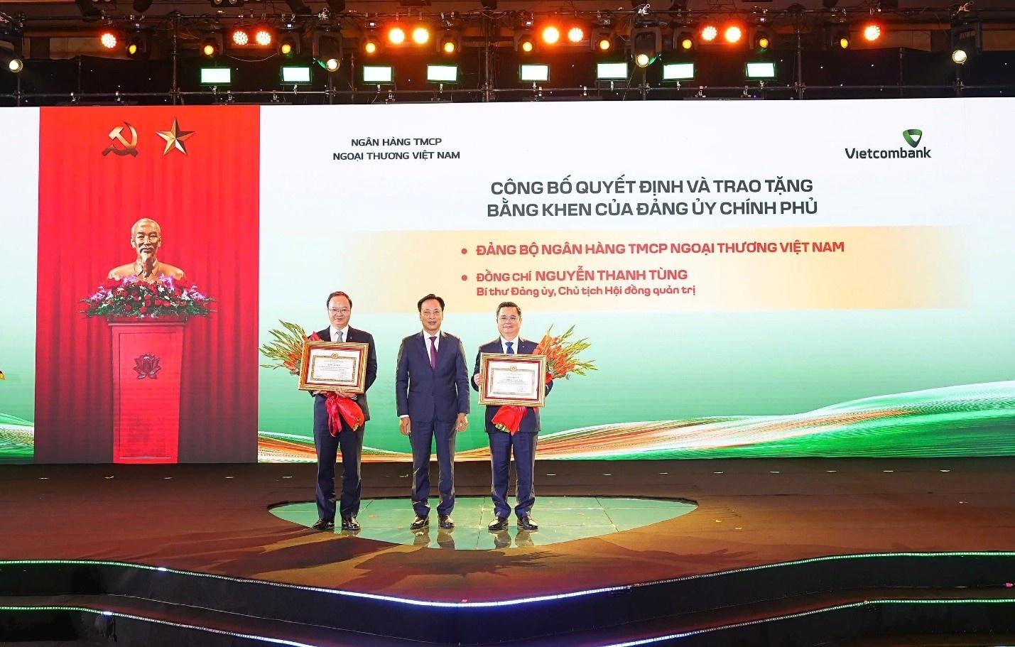  Đồng chí Lại Xuân Lâm, Phó Bí thư chuyên trách, trao bằng khen của Đảng ủy Chính phủ cho Đảng bộ Vietcombank và tặng bằng khen cho cá nhân đồng chí Nguyễn Thanh Tùng, Bí thư Đảng ủy, Chủ tịch HĐQT Vietcombank (ngoài cùng bên phải) vì những thành tích xuất sắc trong thực hiện Nghị quyết Đại hội nhiệm kỳ 2020-2025. 