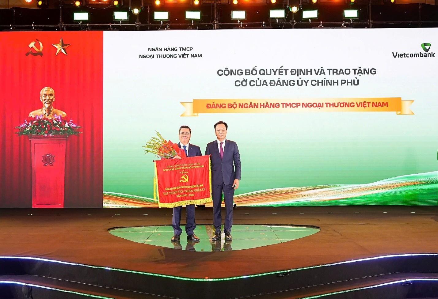  Đồng chí Nguyễn Thanh Tùng, Bí thư Đảng ủy, Chủ tịch HĐQT Vietcombank, đại diện Đảng bộ ngân hàng đón nhận cờ thi đua của Đảng ủy Chính phủ vì đã có thành tích trong nhiệm kỳ 5 năm 2020-2025. 