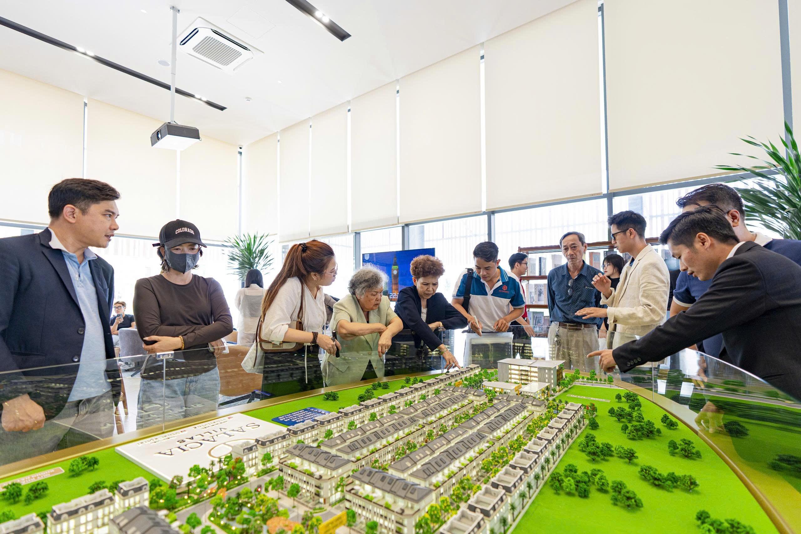  Khách hàng quan tâm tìm hiểu dự án Salacia Villas. 