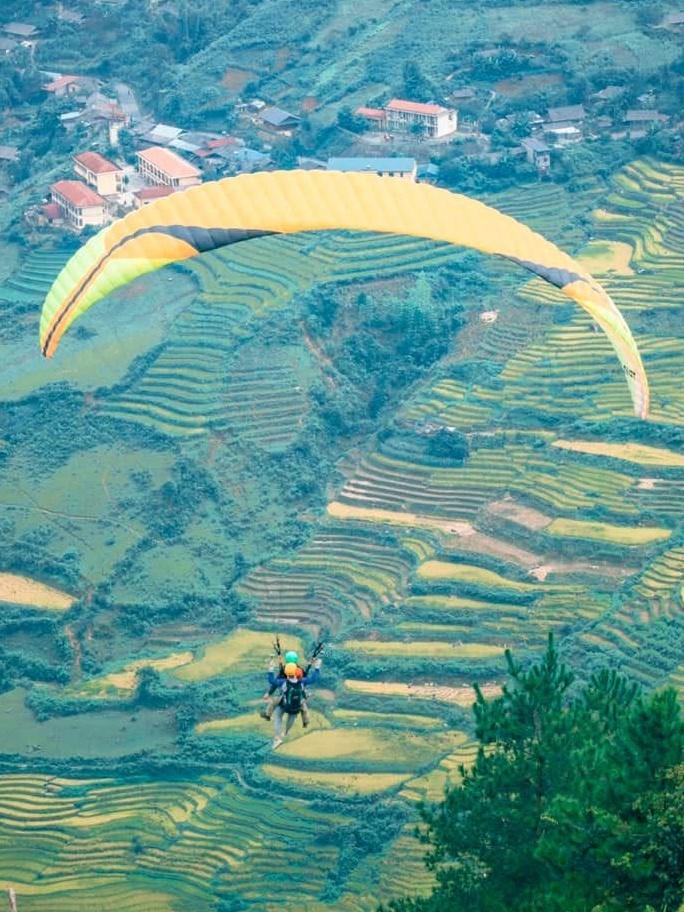  Du khách chơi dù lượn ngắm ruộng bậc thang tại Mù Cang Chải. Ảnh: Blog Của Rọt. 